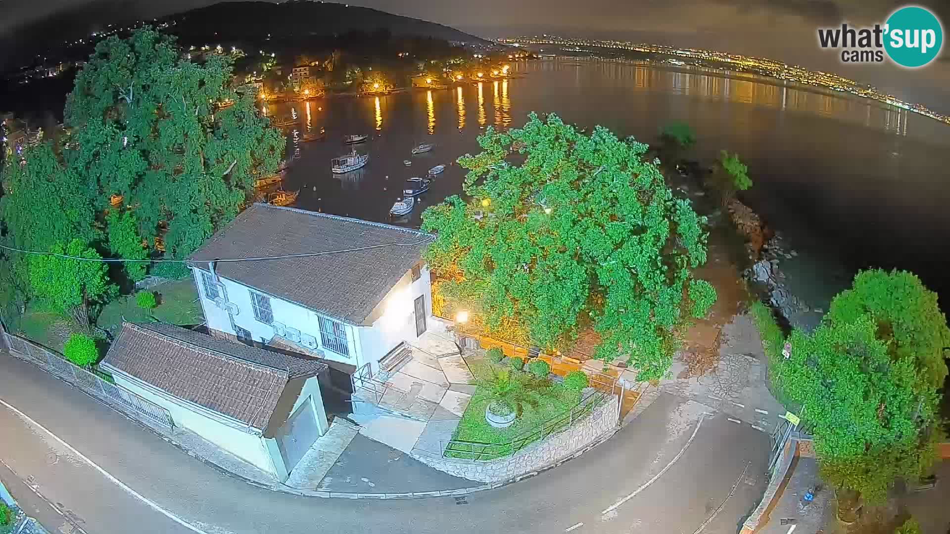 Spletna kamera pristanišče Ika – Pogled v živo na pristanišče in luči Opatije