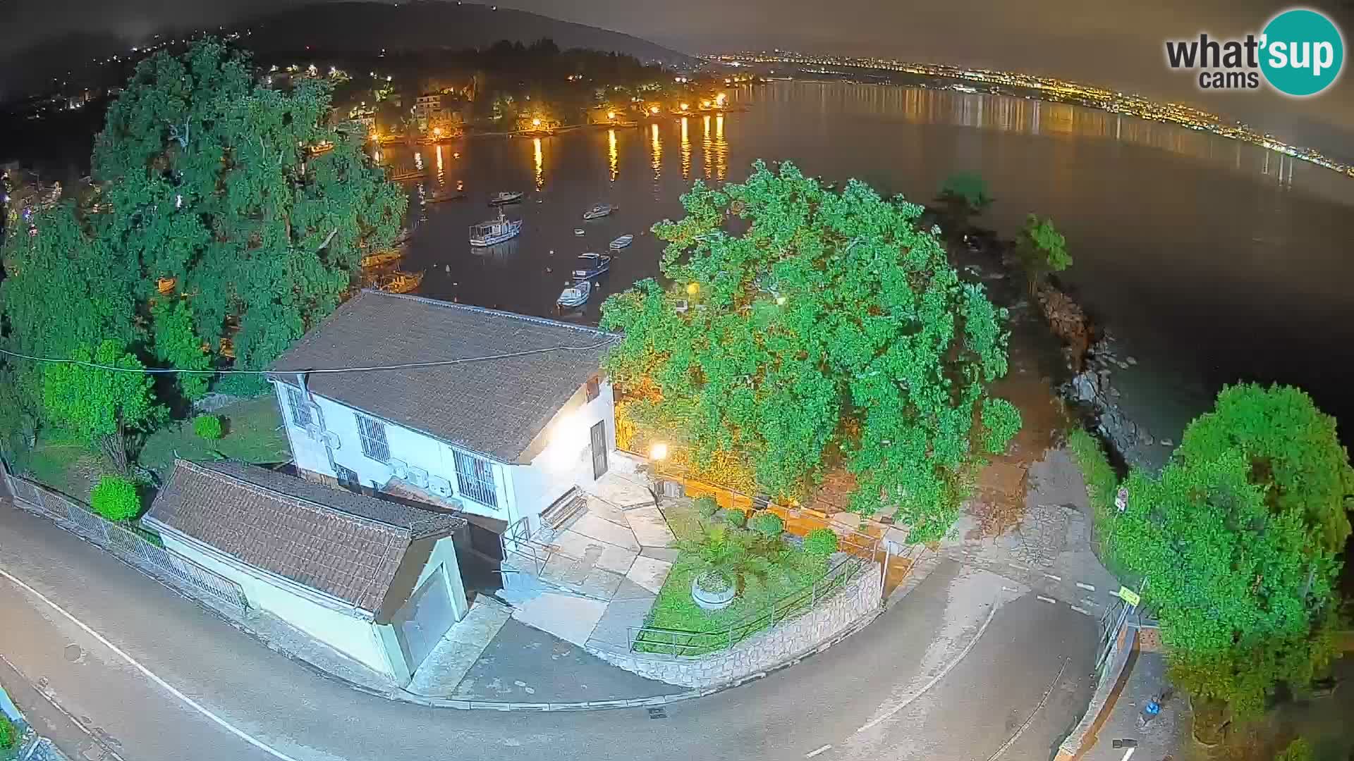 Spletna kamera pristanišče Ika – Pogled v živo na pristanišče in luči Opatije