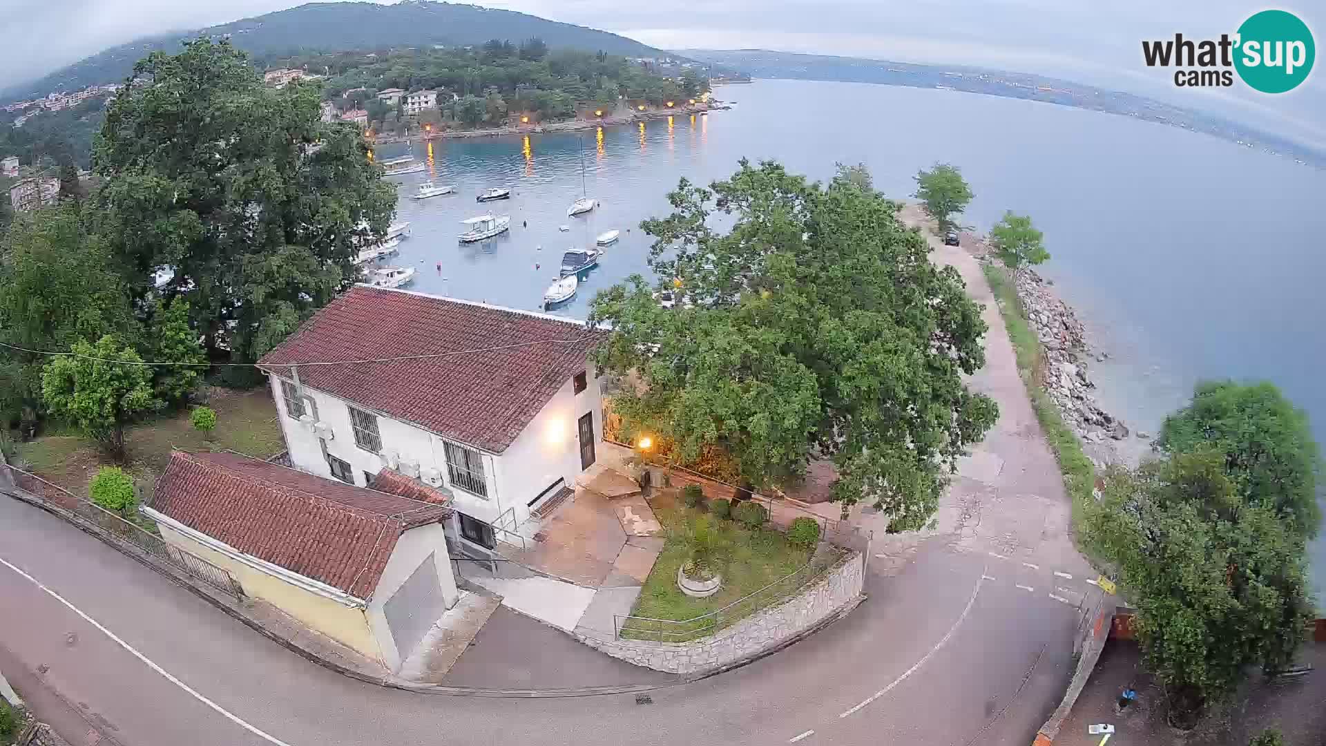 Spletna kamera pristanišče Ika – Pogled v živo na pristanišče in luči Opatije