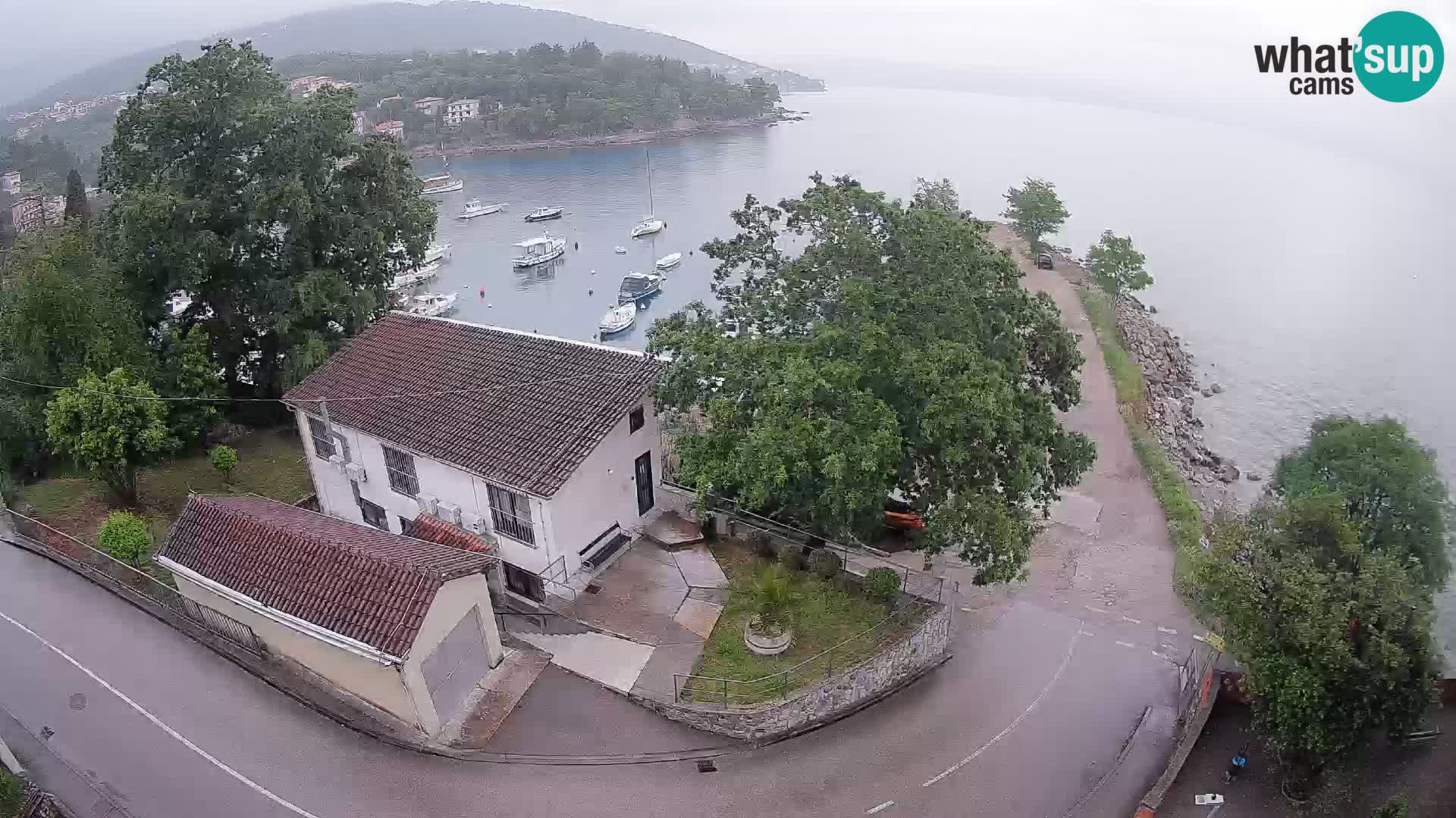 Spletna kamera pristanišče Ika – Pogled v živo na pristanišče in luči Opatije