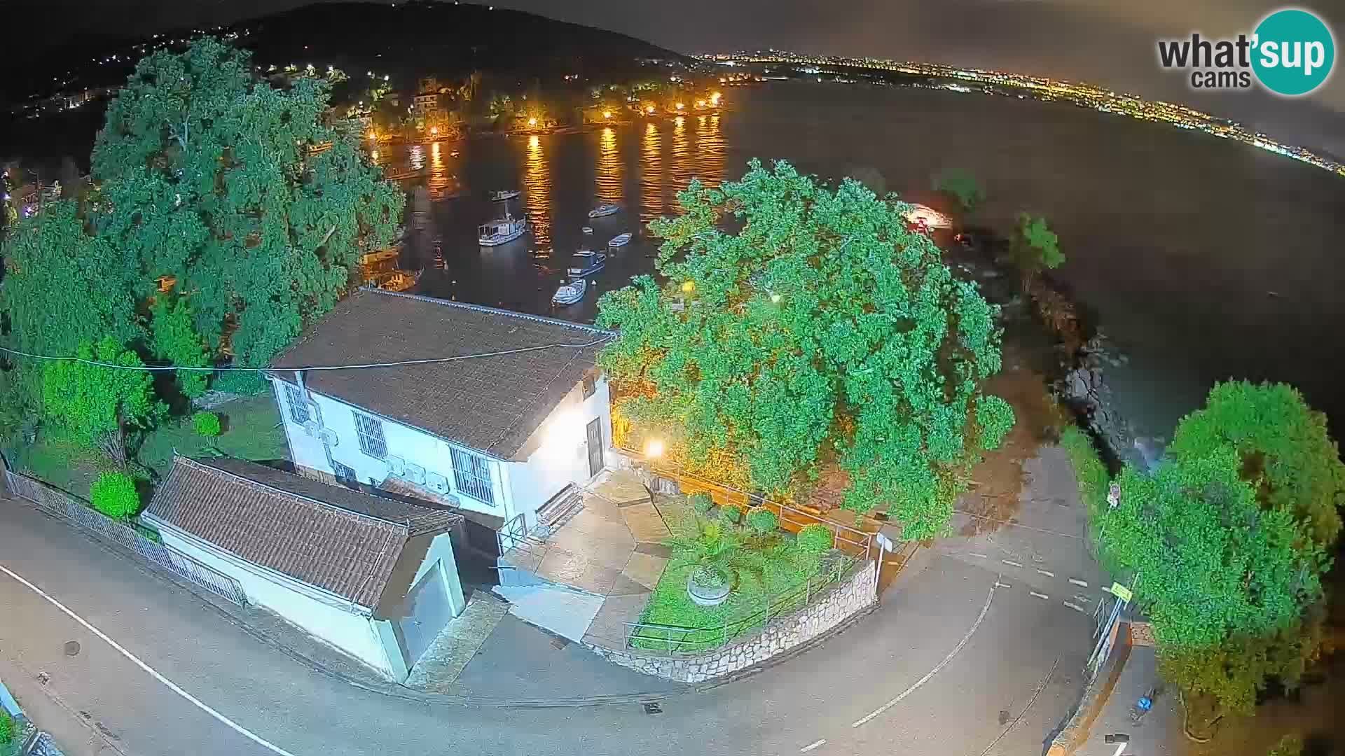 Spletna kamera pristanišče Ika – Pogled v živo na pristanišče in luči Opatije