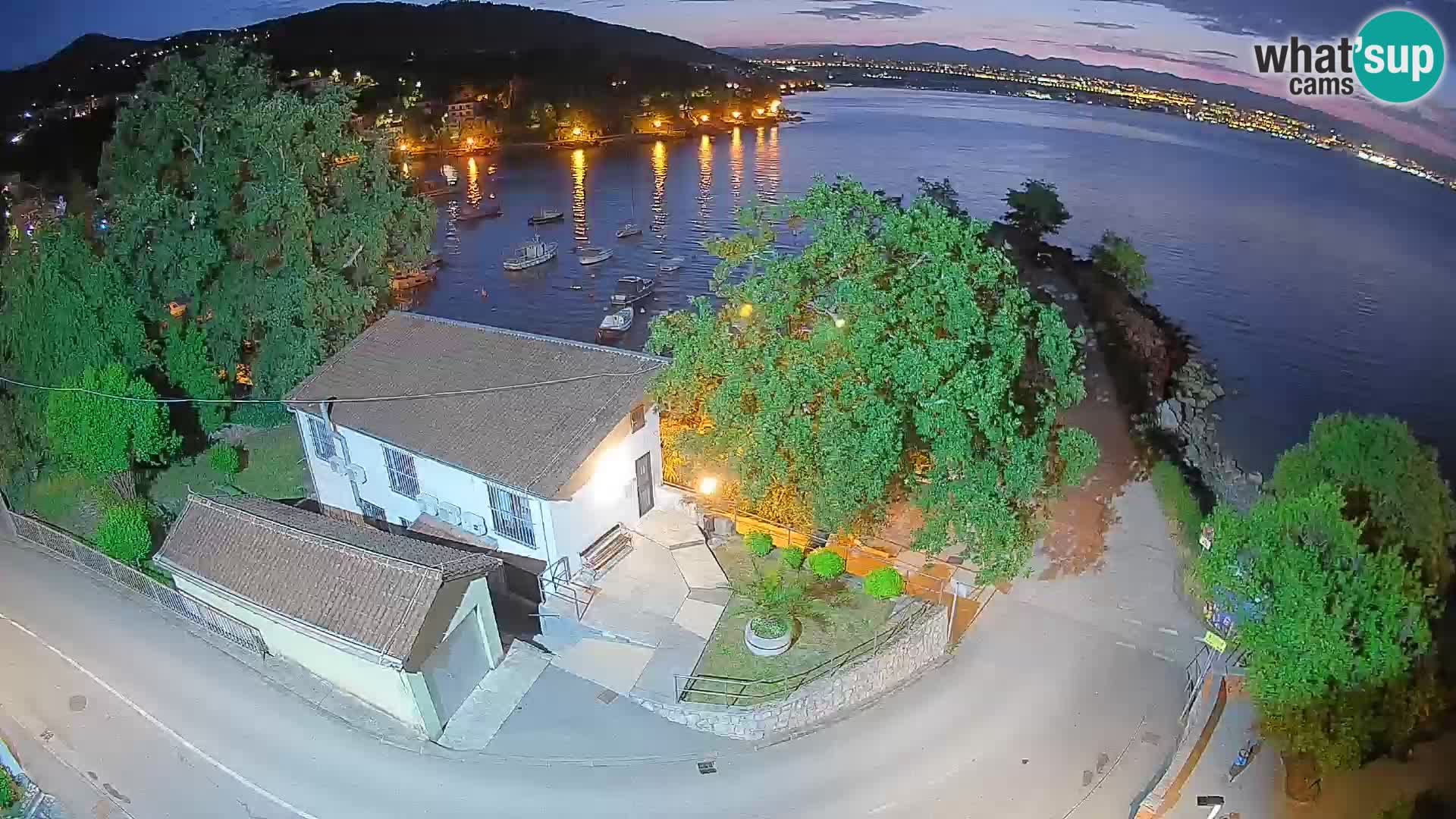 Spletna kamera pristanišče Ika – Pogled v živo na pristanišče in luči Opatije