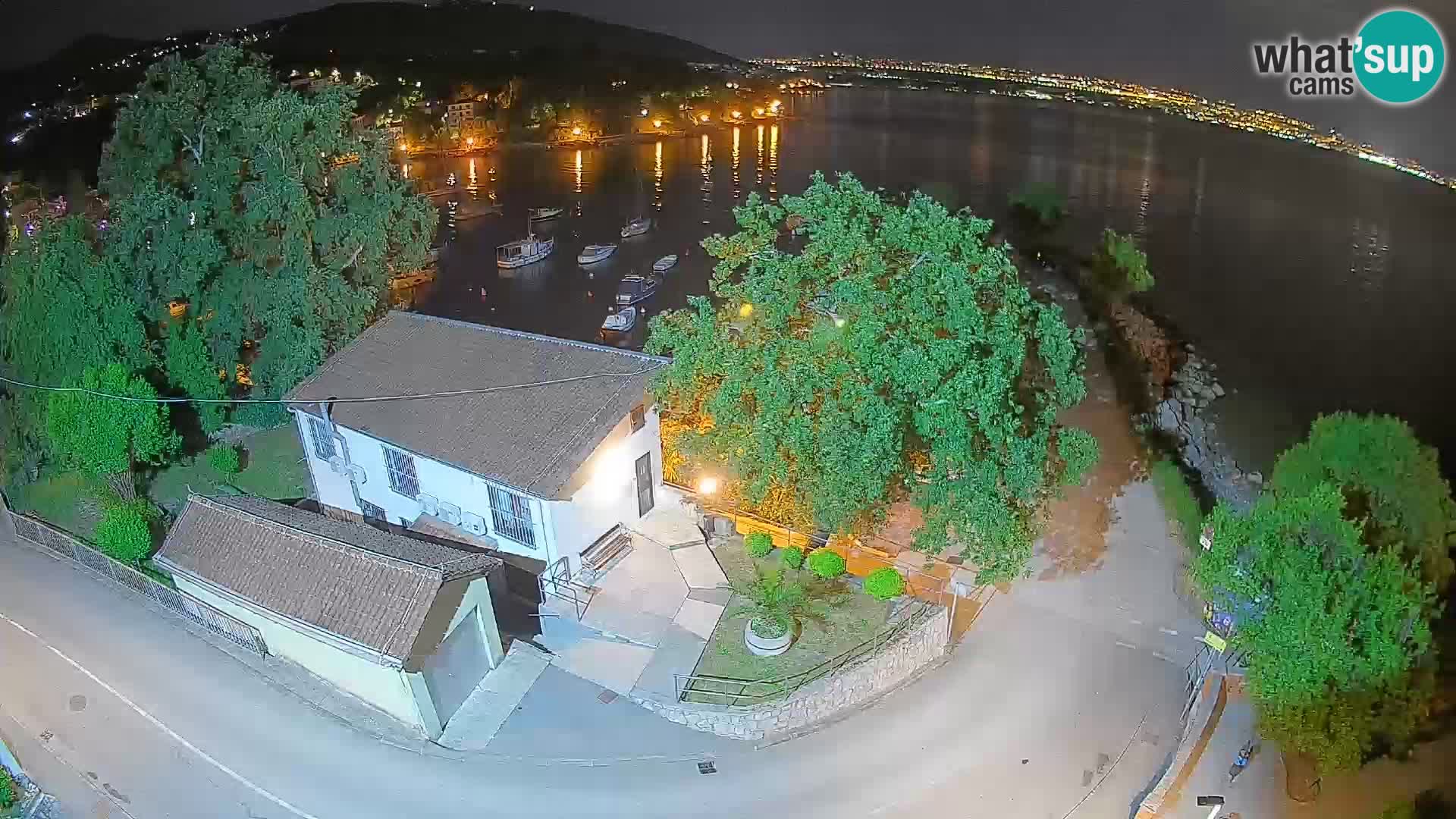 Web kamera luka Ika – Pogled uživo na luku i svjetla Opatije
