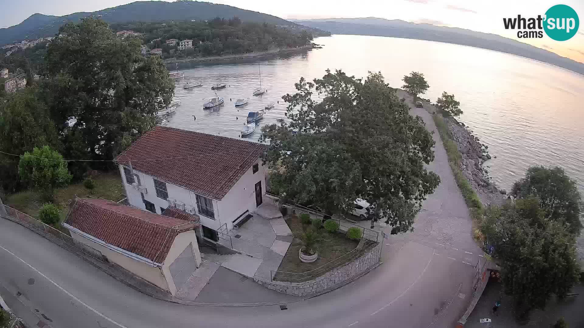 Web kamera luka Ika – Pogled uživo na luku i svjetla Opatije