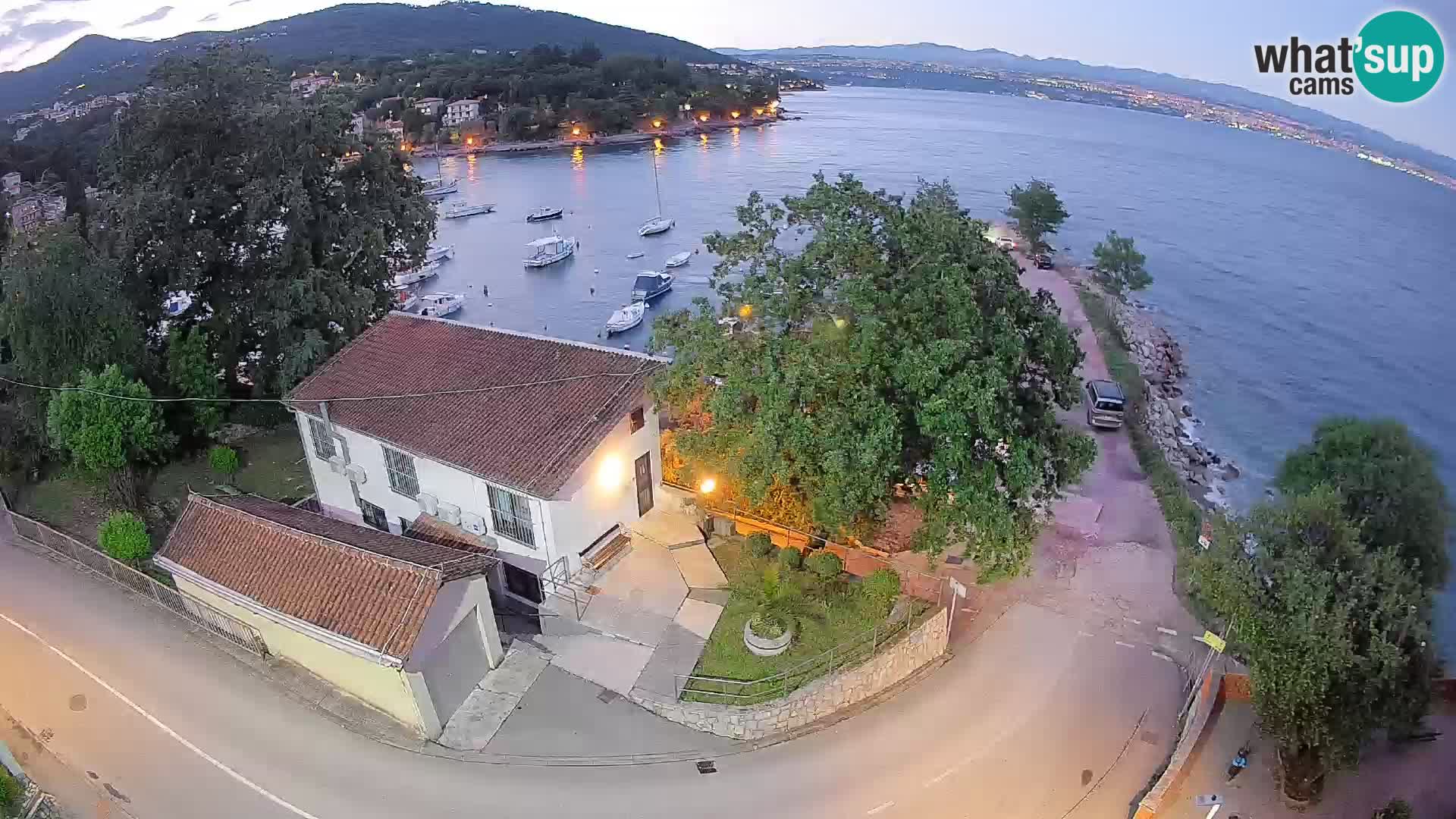 Web kamera luka Ika – Pogled uživo na luku i svjetla Opatije