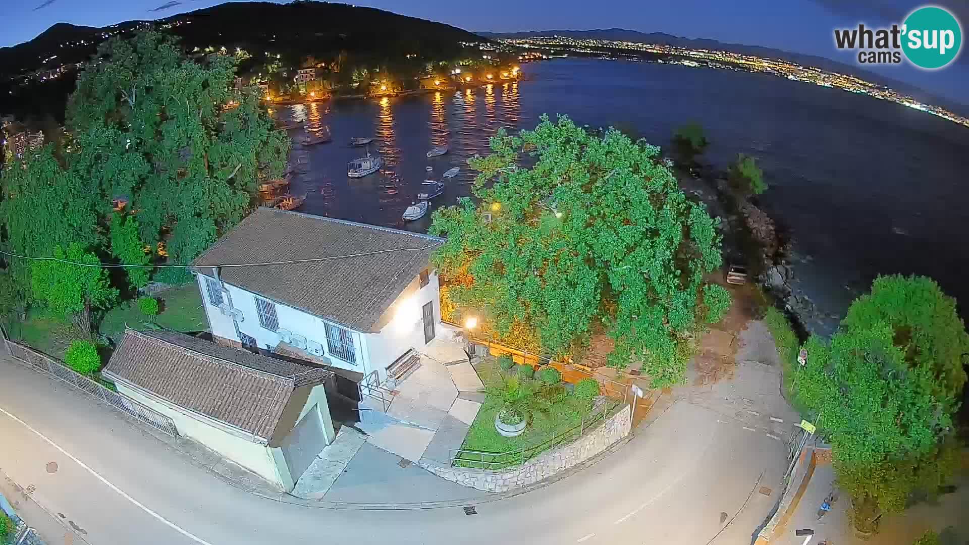 Web kamera luka Ika – Pogled uživo na luku i svjetla Opatije