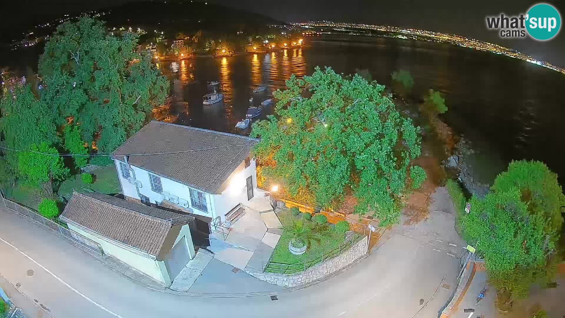 Spletna kamera pristanišče Ika – Pogled v živo na pristanišče in luči Opatije