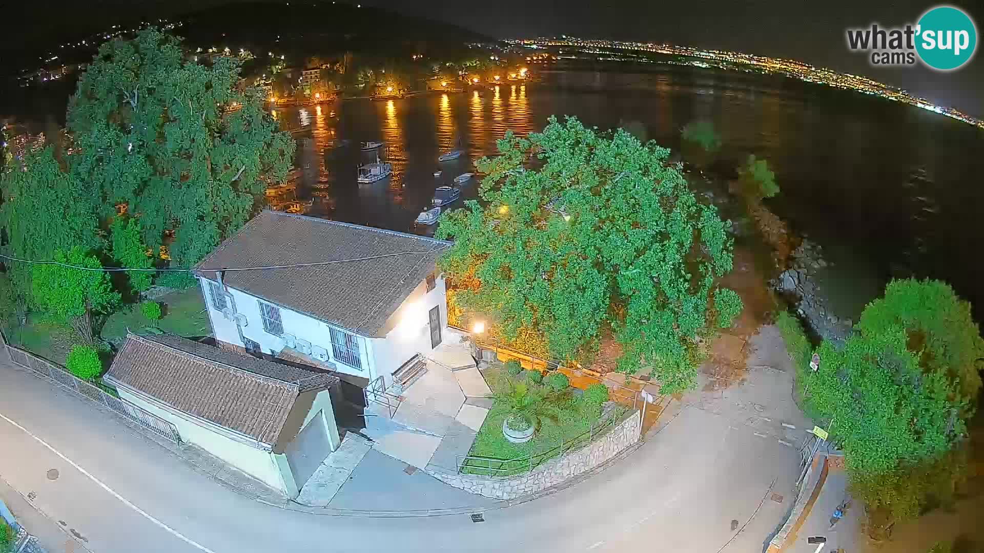 Spletna kamera pristanišče Ika – Pogled v živo na pristanišče in luči Opatije