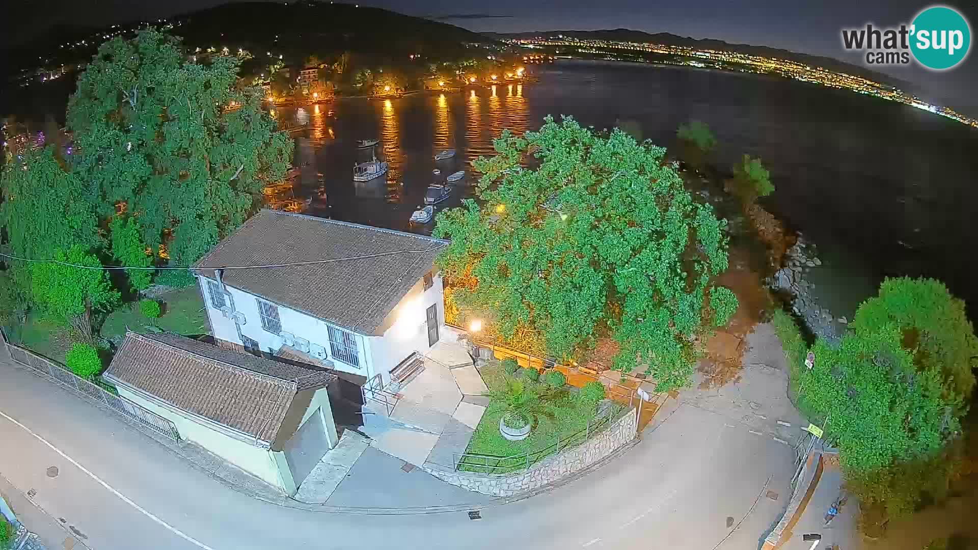 Web kamera luka Ika – Pogled uživo na luku i svjetla Opatije