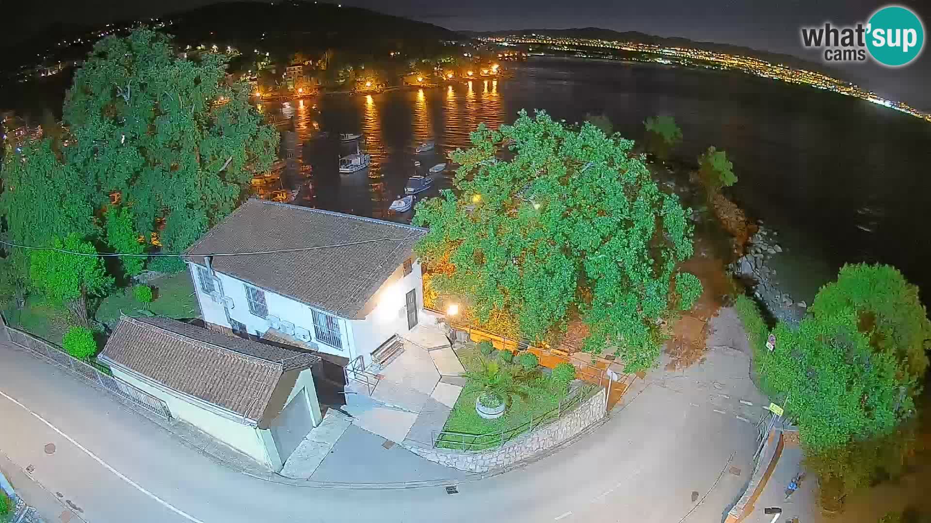 Spletna kamera pristanišče Ika – Pogled v živo na pristanišče in luči Opatije