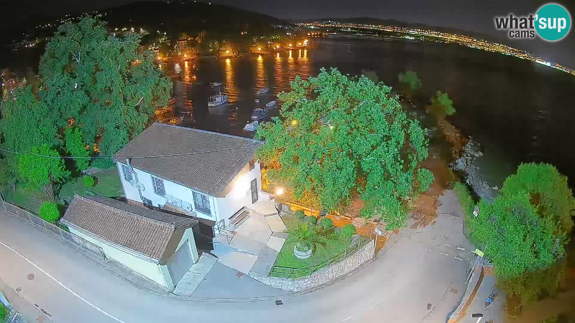 Spletna kamera pristanišče Ika – Pogled v živo na pristanišče in luči Opatije