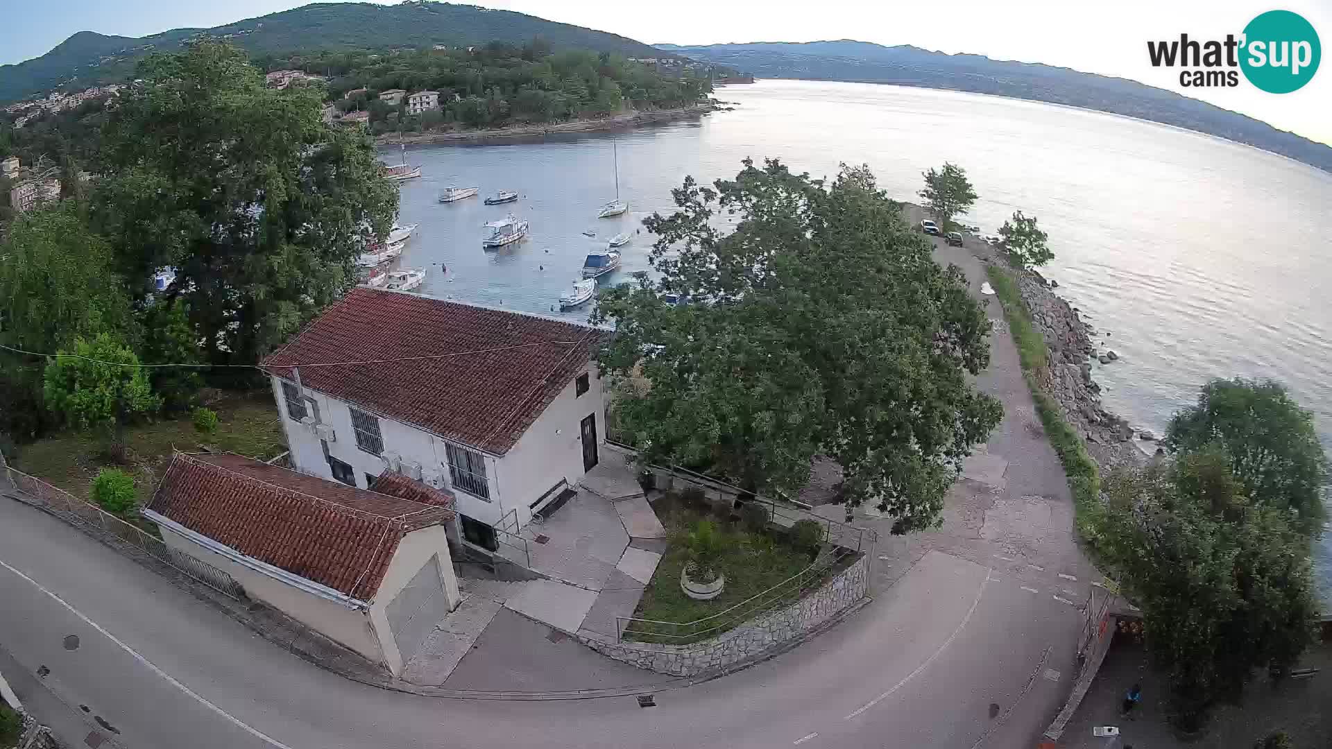 Web kamera luka Ika – Pogled uživo na luku i svjetla Opatije