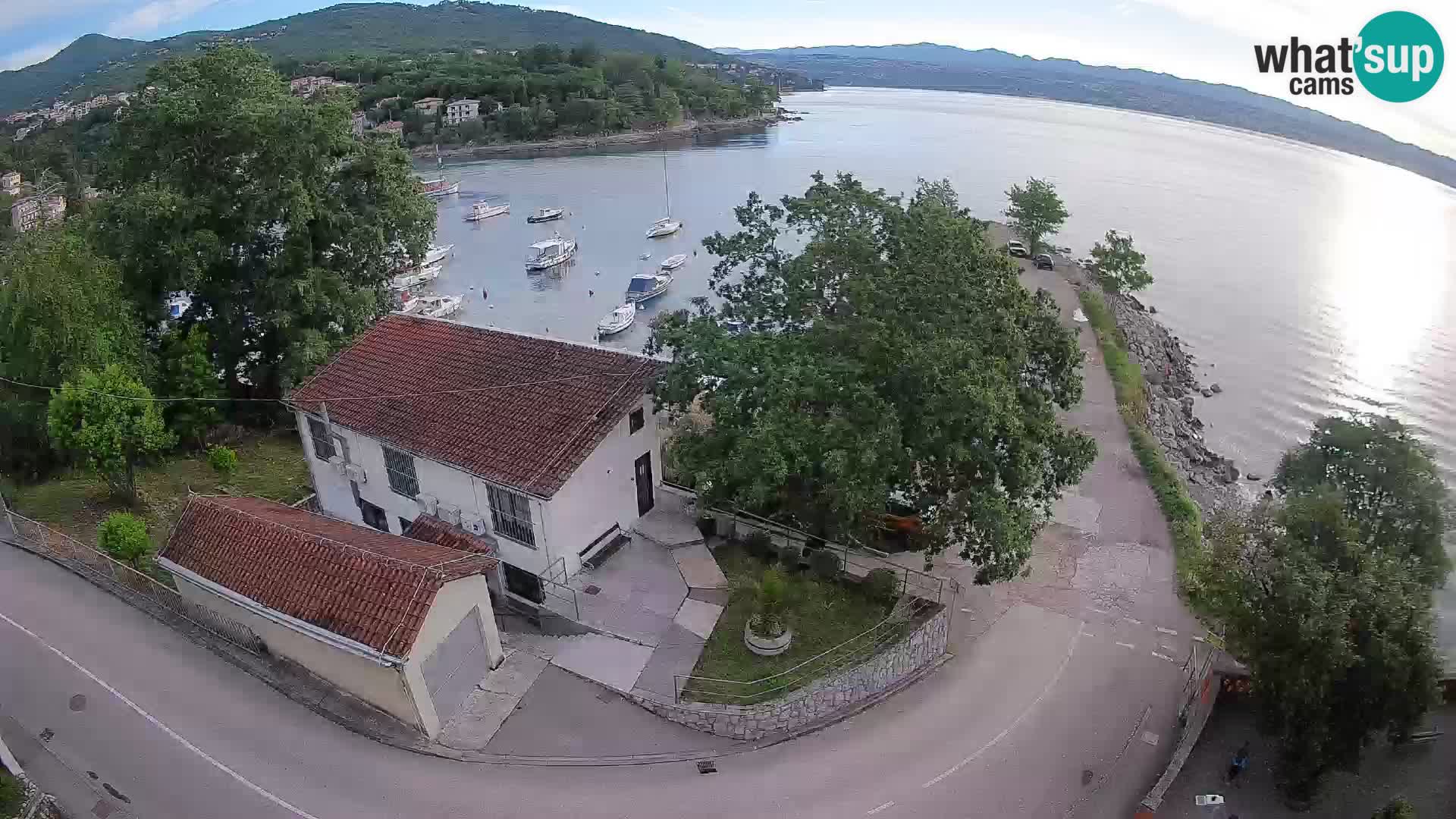 Web kamera luka Ika – Pogled uživo na luku i svjetla Opatije