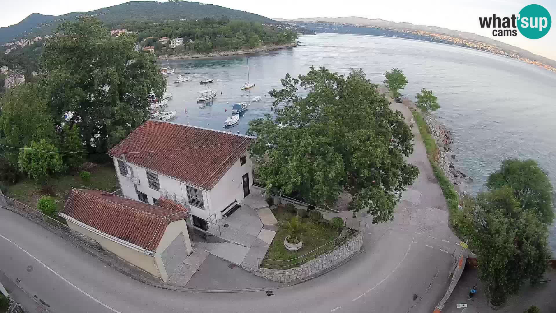 Spletna kamera pristanišče Ika – Pogled v živo na pristanišče in luči Opatije