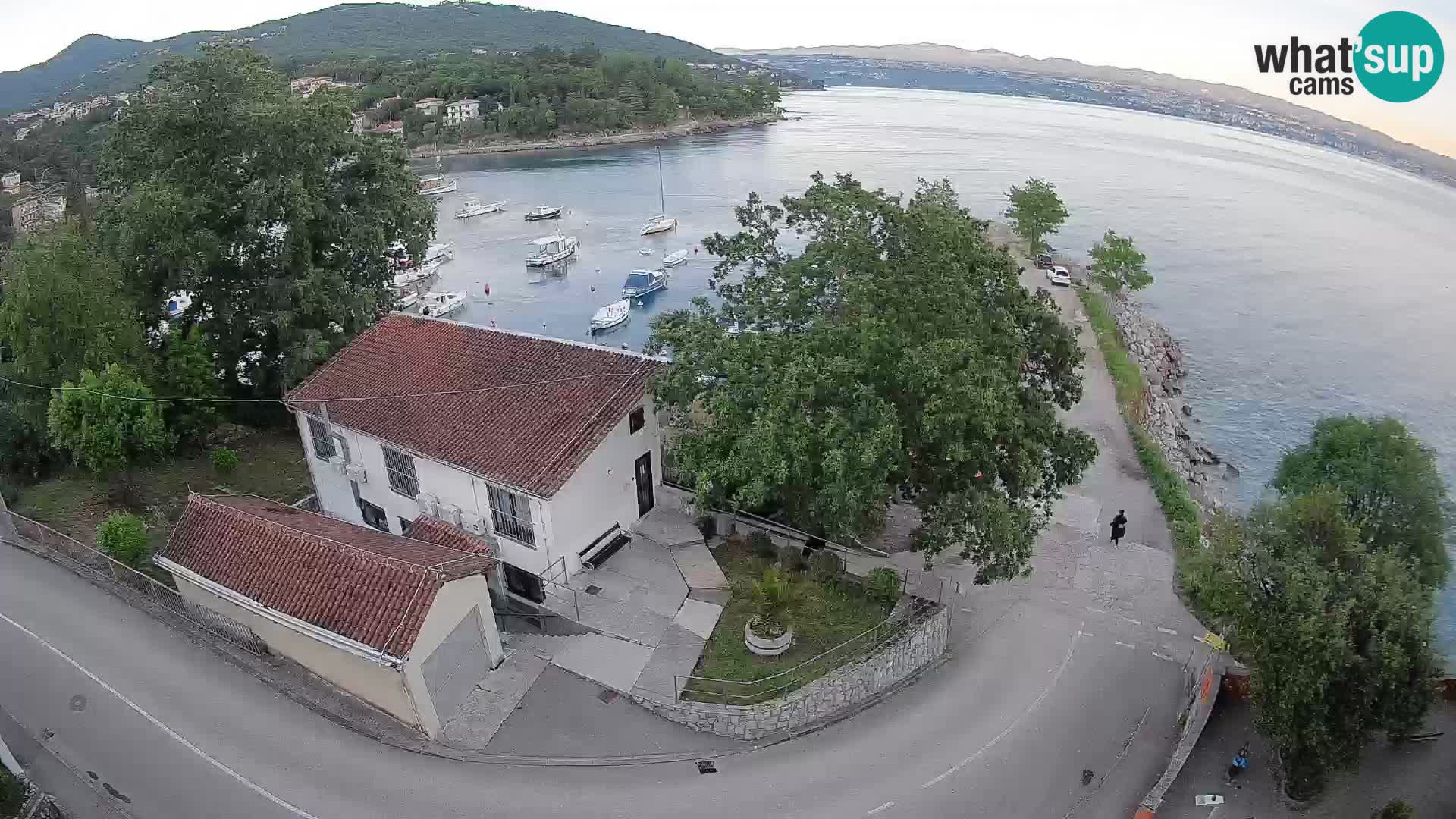 Spletna kamera pristanišče Ika – Pogled v živo na pristanišče in luči Opatije