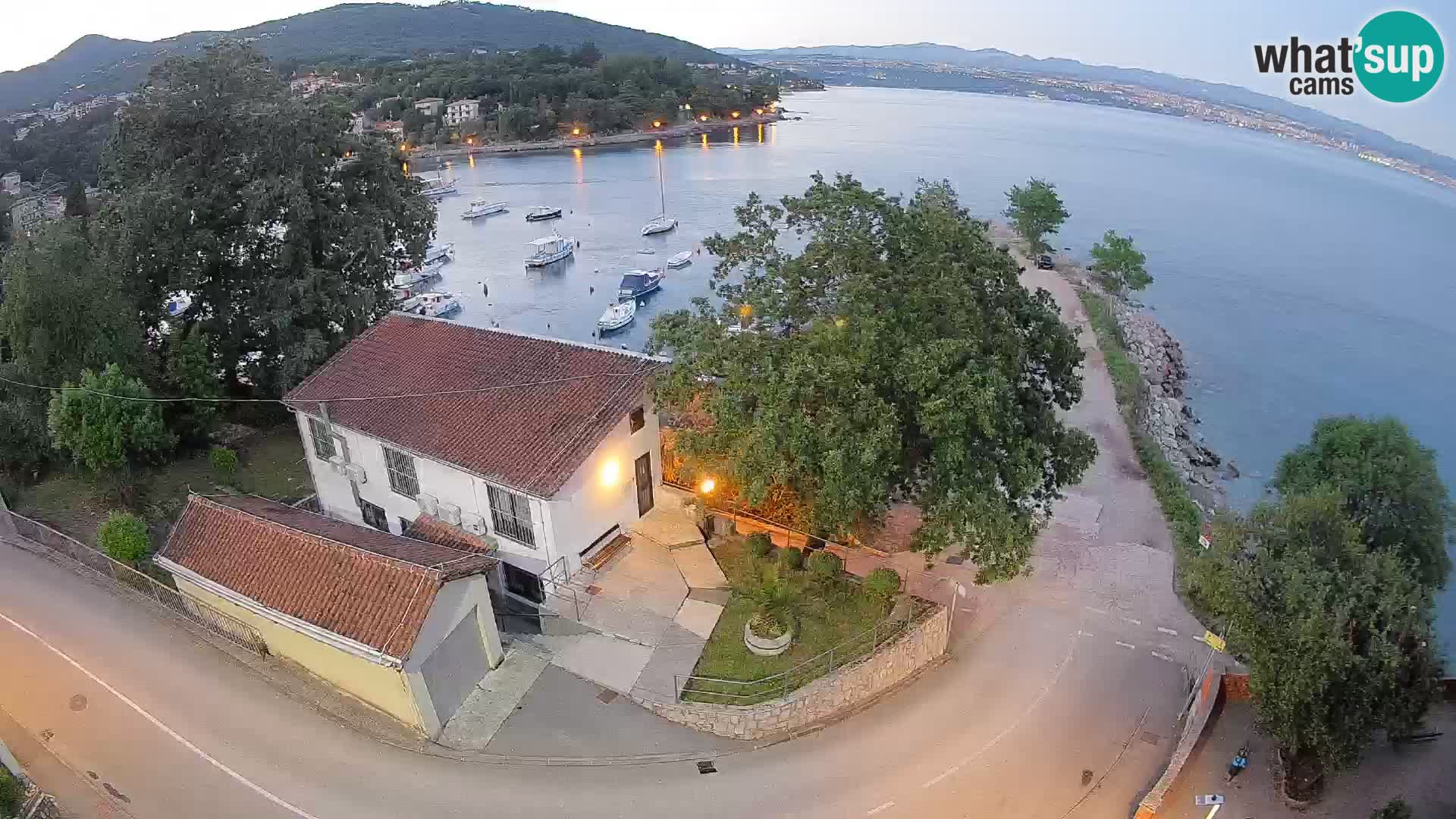 Spletna kamera pristanišče Ika – Pogled v živo na pristanišče in luči Opatije
