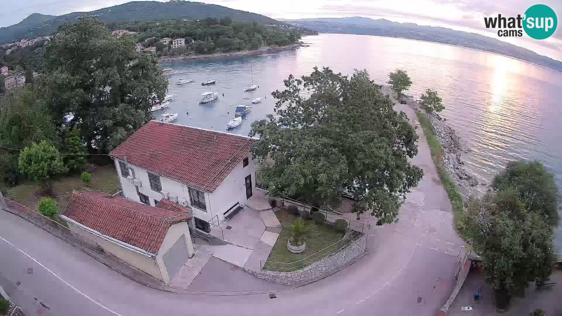 Web kamera luka Ika – Pogled uživo na luku i svjetla Opatije