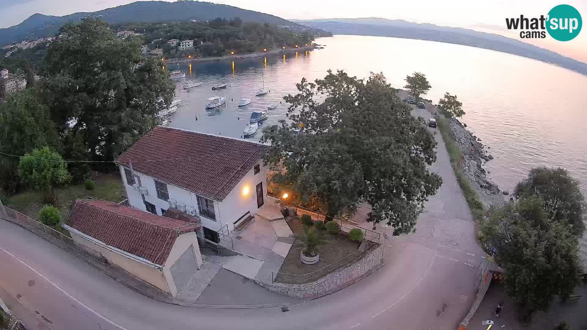 Spletna kamera pristanišče Ika – Pogled v živo na pristanišče in luči Opatije