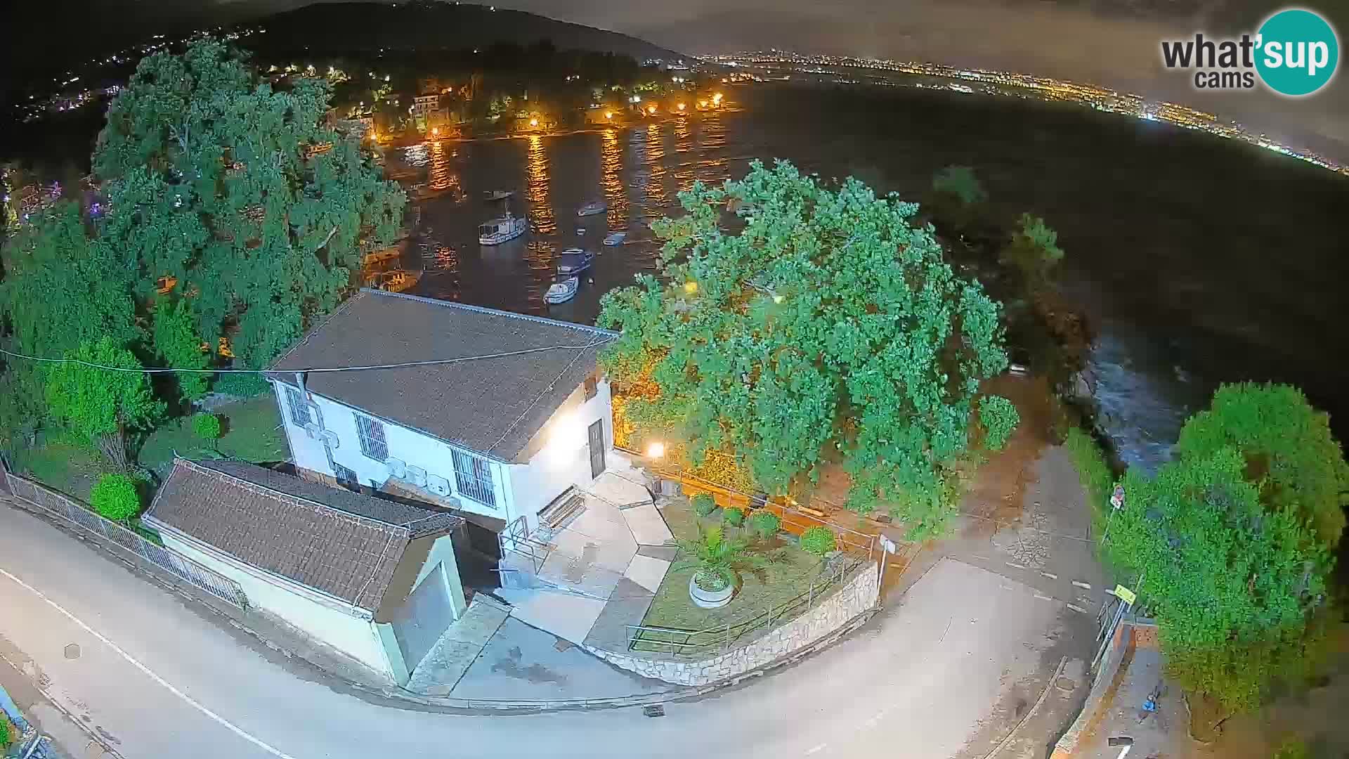 Spletna kamera pristanišče Ika – Pogled v živo na pristanišče in luči Opatije