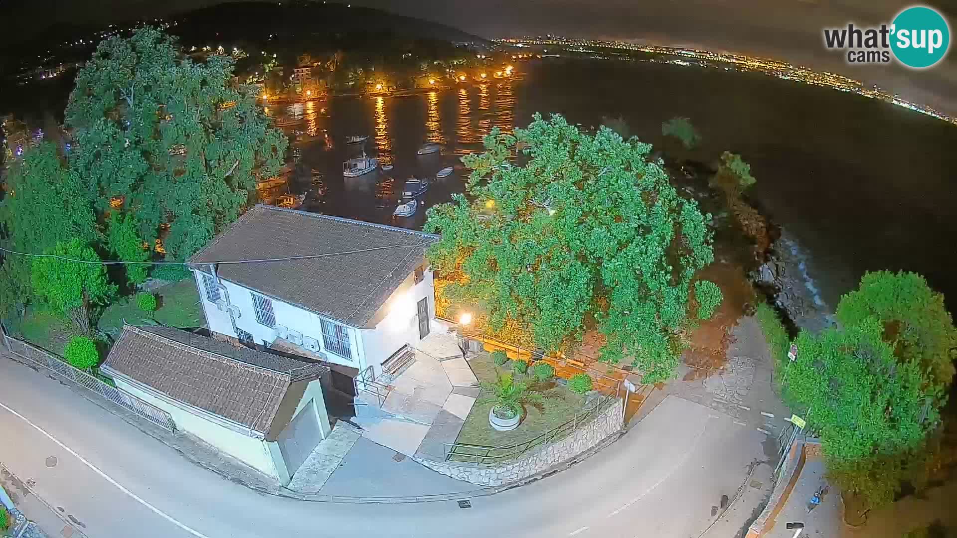 Web kamera luka Ika – Pogled uživo na luku i svjetla Opatije