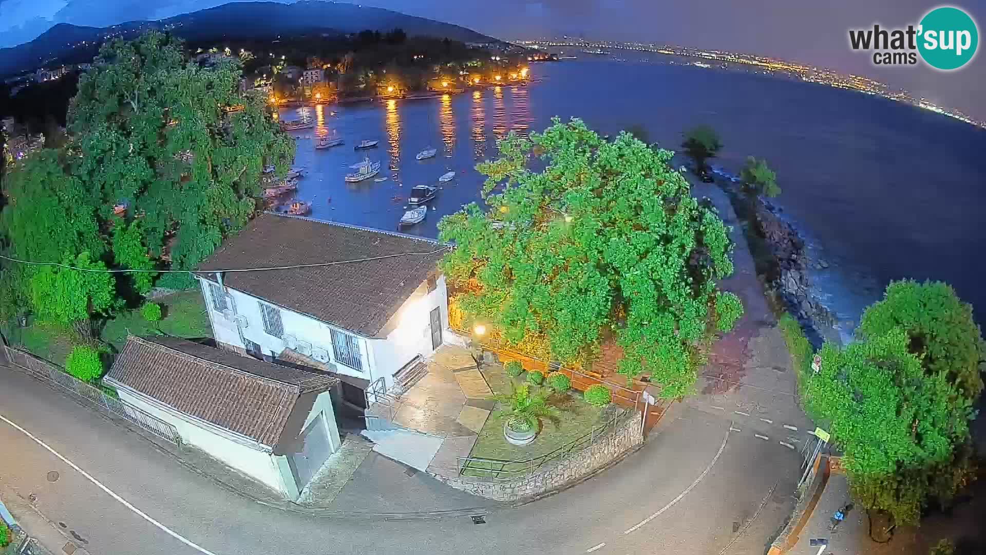 Web kamera luka Ika – Pogled uživo na luku i svjetla Opatije