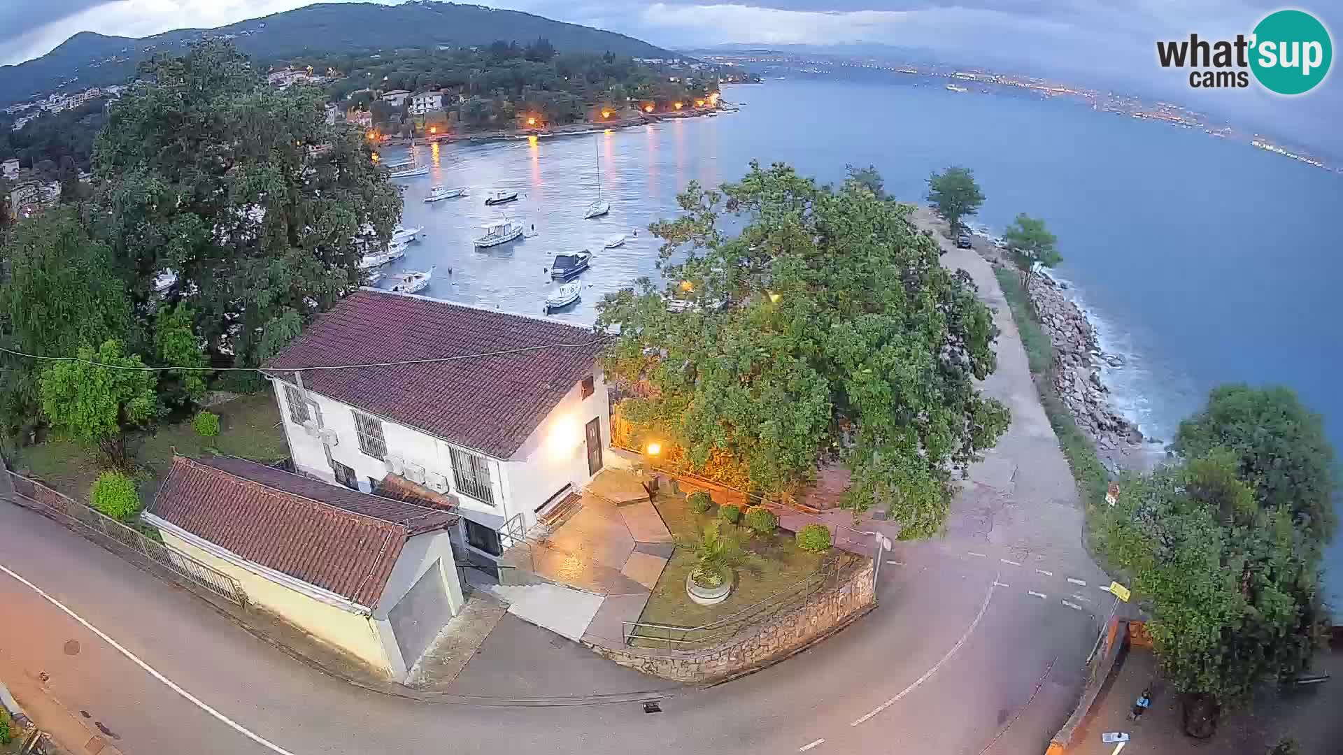 Web kamera luka Ika – Pogled uživo na luku i svjetla Opatije
