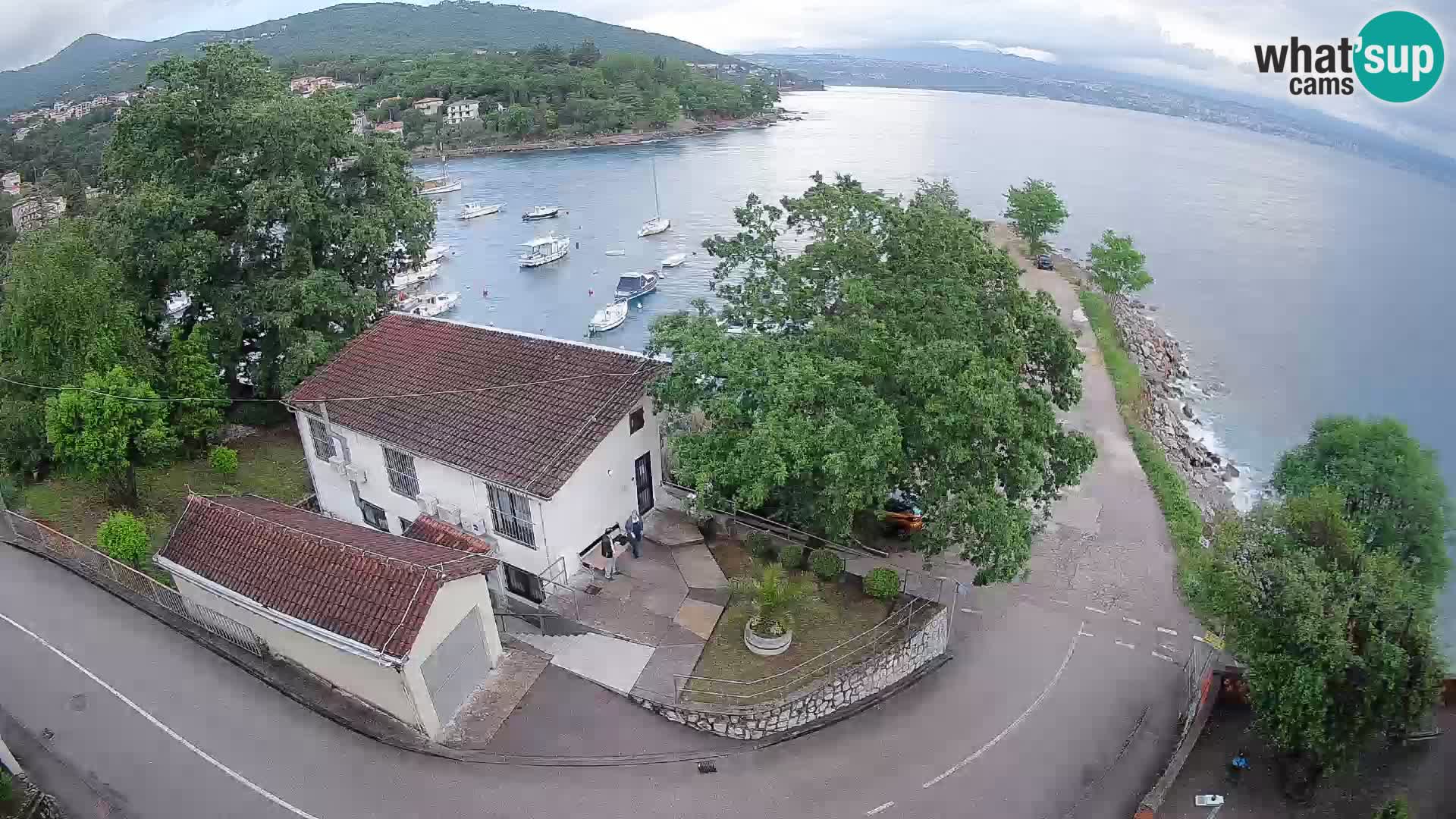 Spletna kamera pristanišče Ika – Pogled v živo na pristanišče in luči Opatije