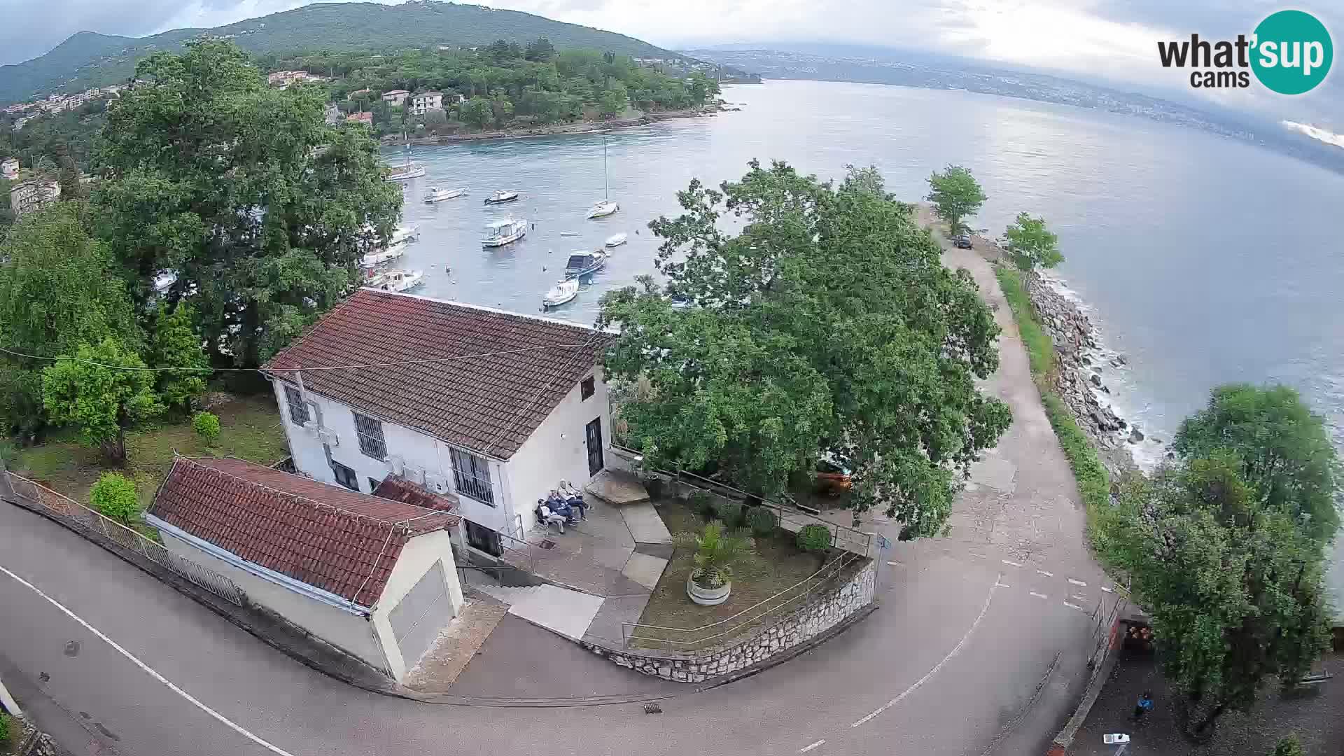 Spletna kamera pristanišče Ika – Pogled v živo na pristanišče in luči Opatije