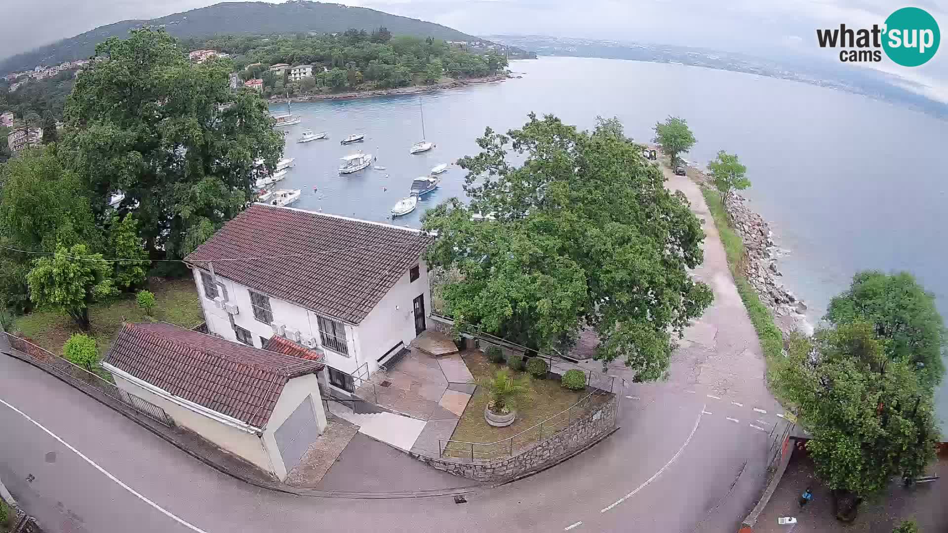 Spletna kamera pristanišče Ika – Pogled v živo na pristanišče in luči Opatije
