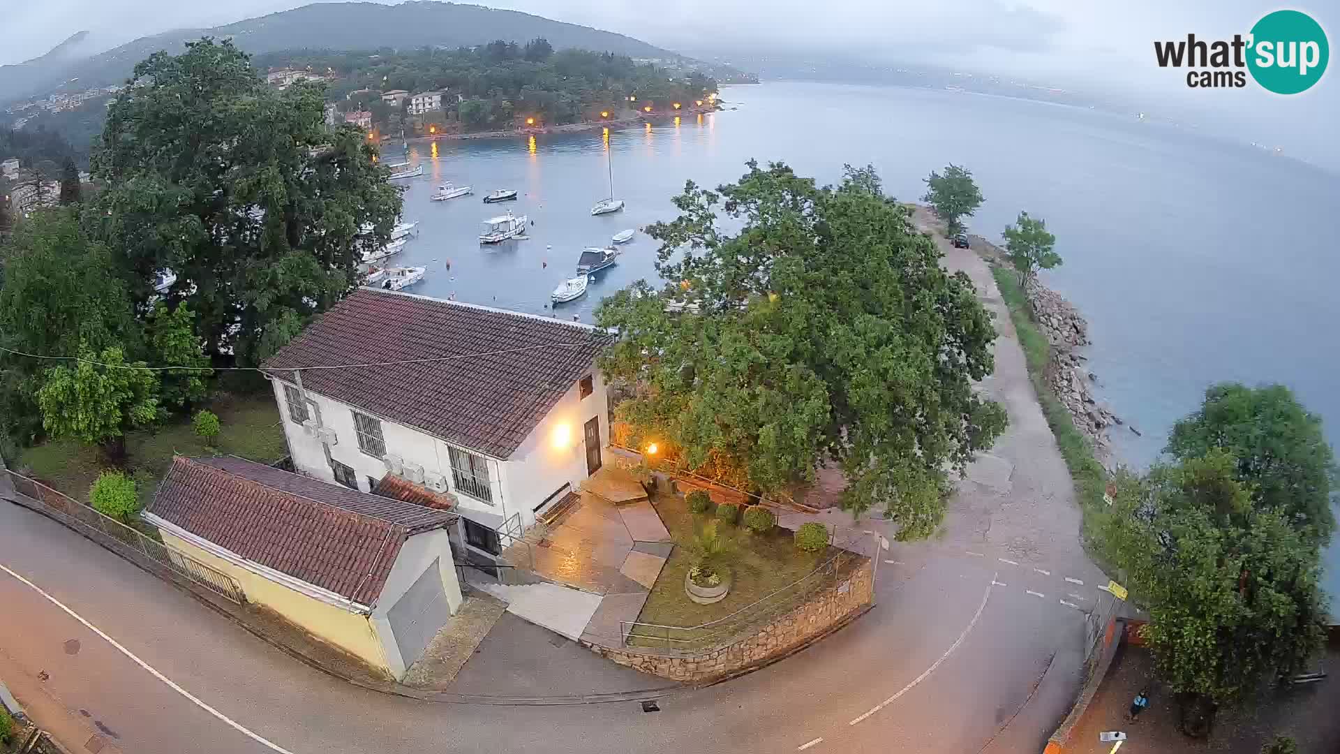 Spletna kamera pristanišče Ika – Pogled v živo na pristanišče in luči Opatije