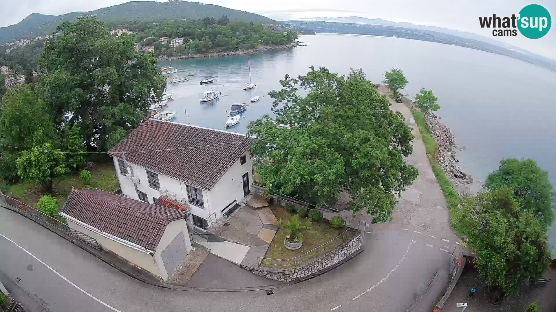 Spletna kamera pristanišče Ika – Pogled v živo na pristanišče in luči Opatije