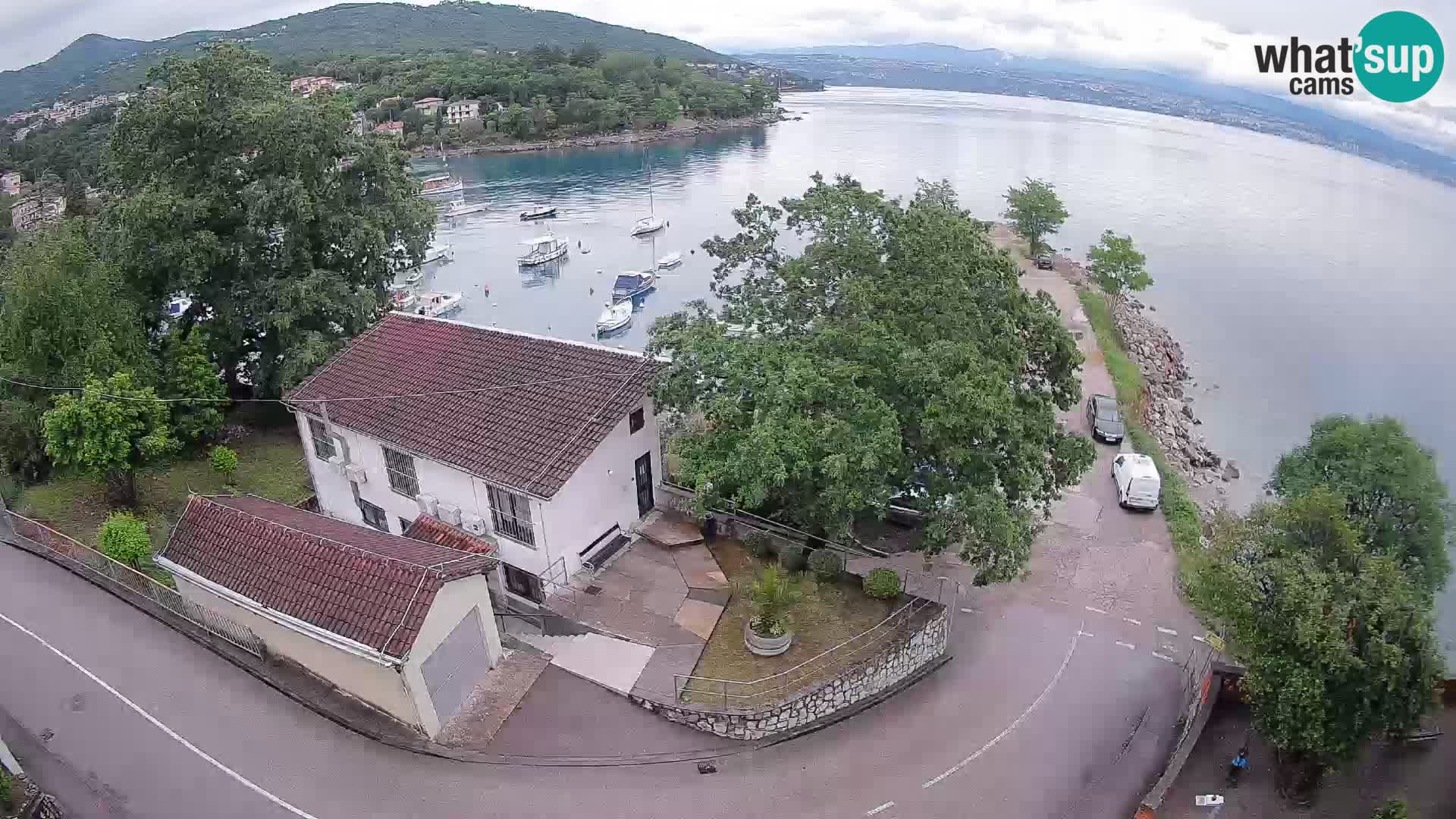 Web kamera luka Ika – Pogled uživo na luku i svjetla Opatije