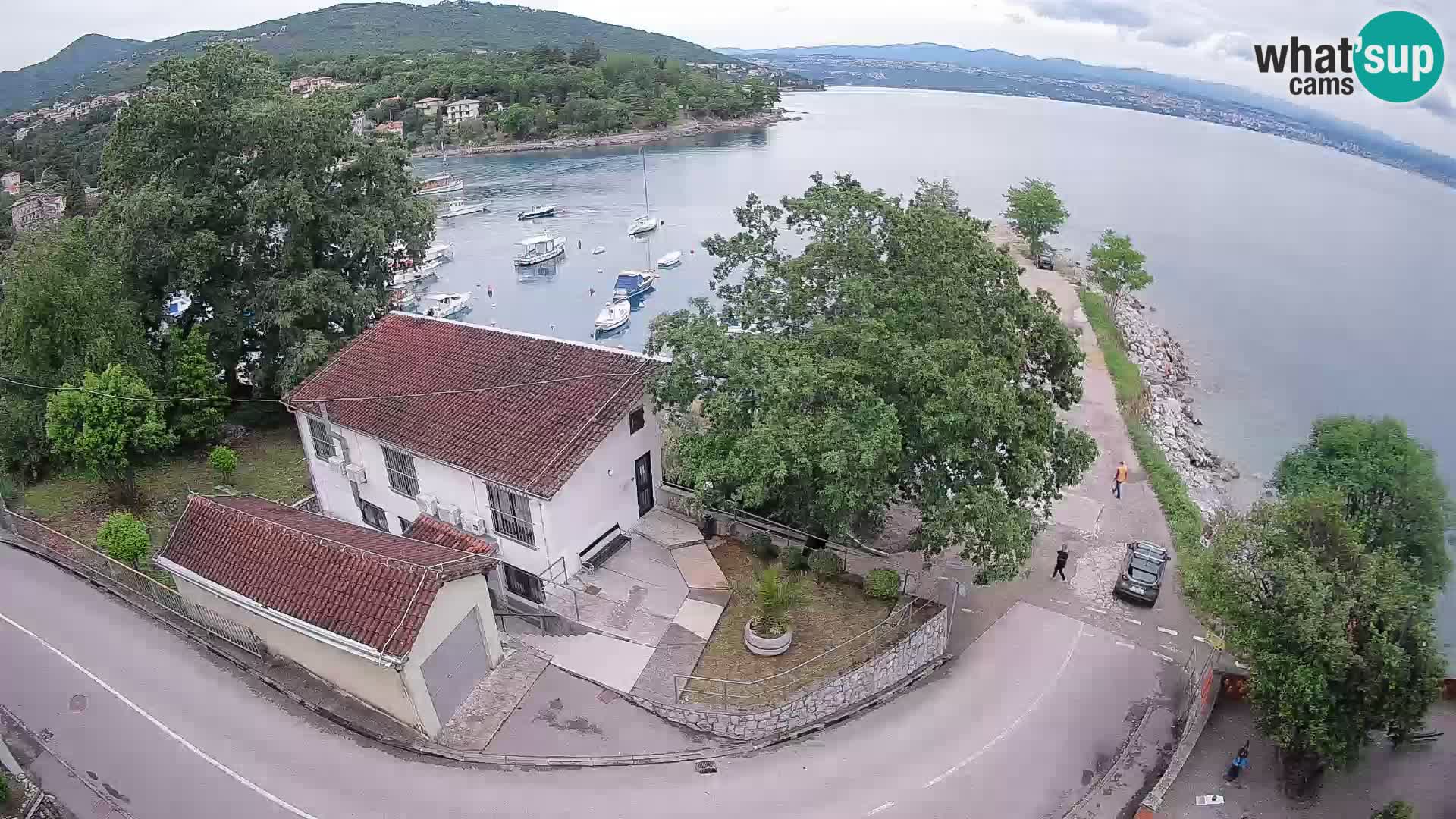 Spletna kamera pristanišče Ika – Pogled v živo na pristanišče in luči Opatije