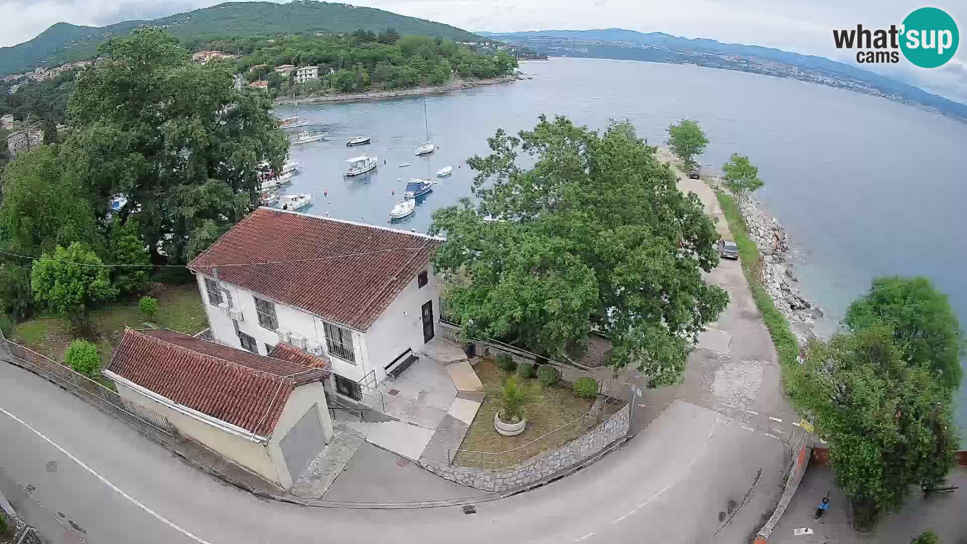 Spletna kamera pristanišče Ika – Pogled v živo na pristanišče in luči Opatije