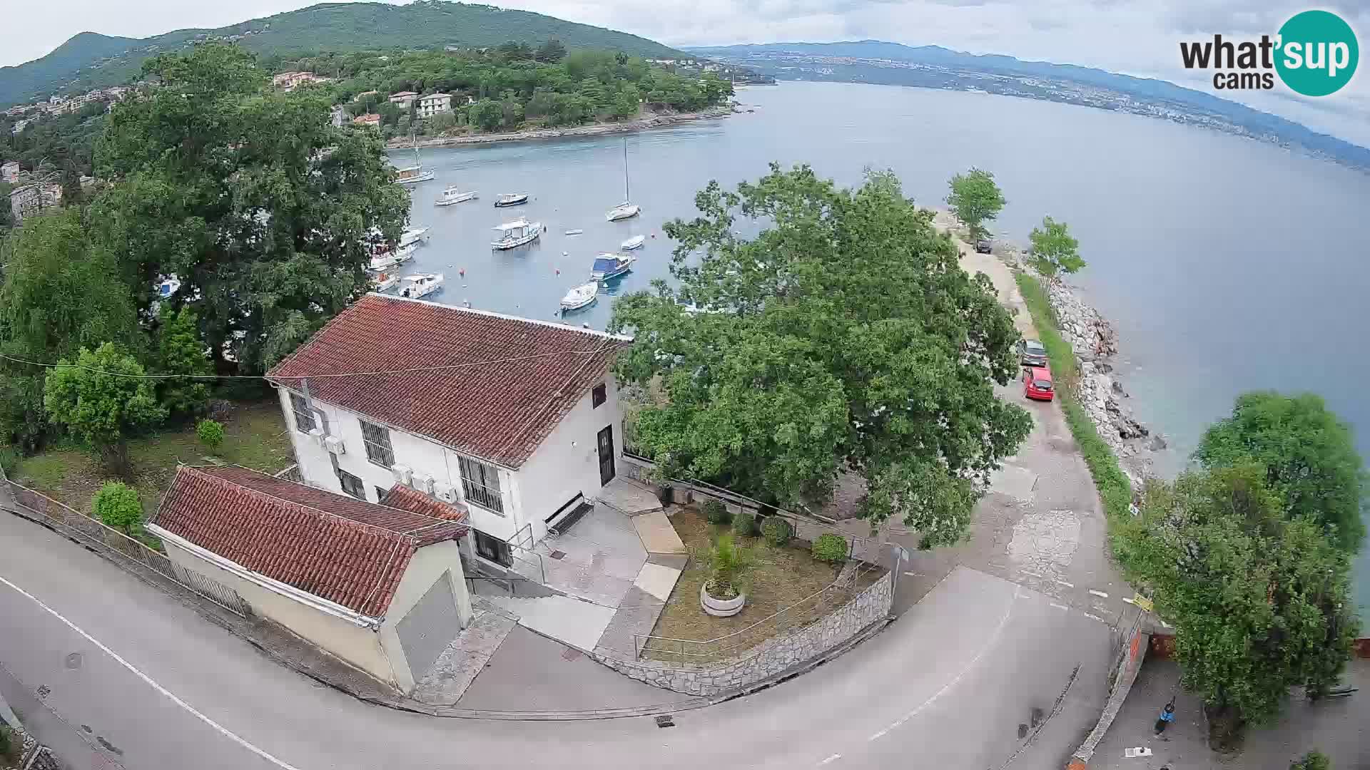 Spletna kamera pristanišče Ika – Pogled v živo na pristanišče in luči Opatije