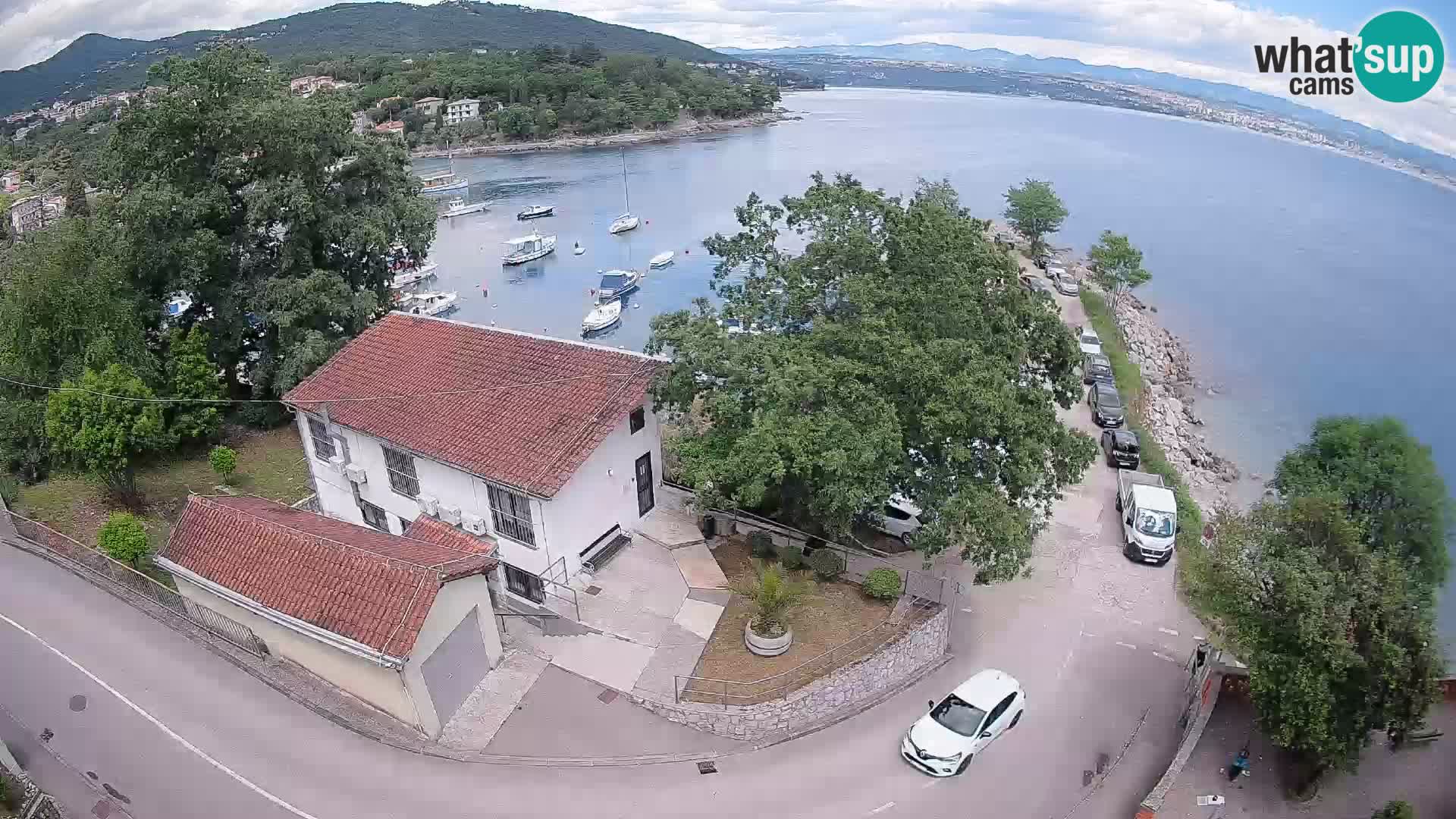 Spletna kamera pristanišče Ika – Pogled v živo na pristanišče in luči Opatije
