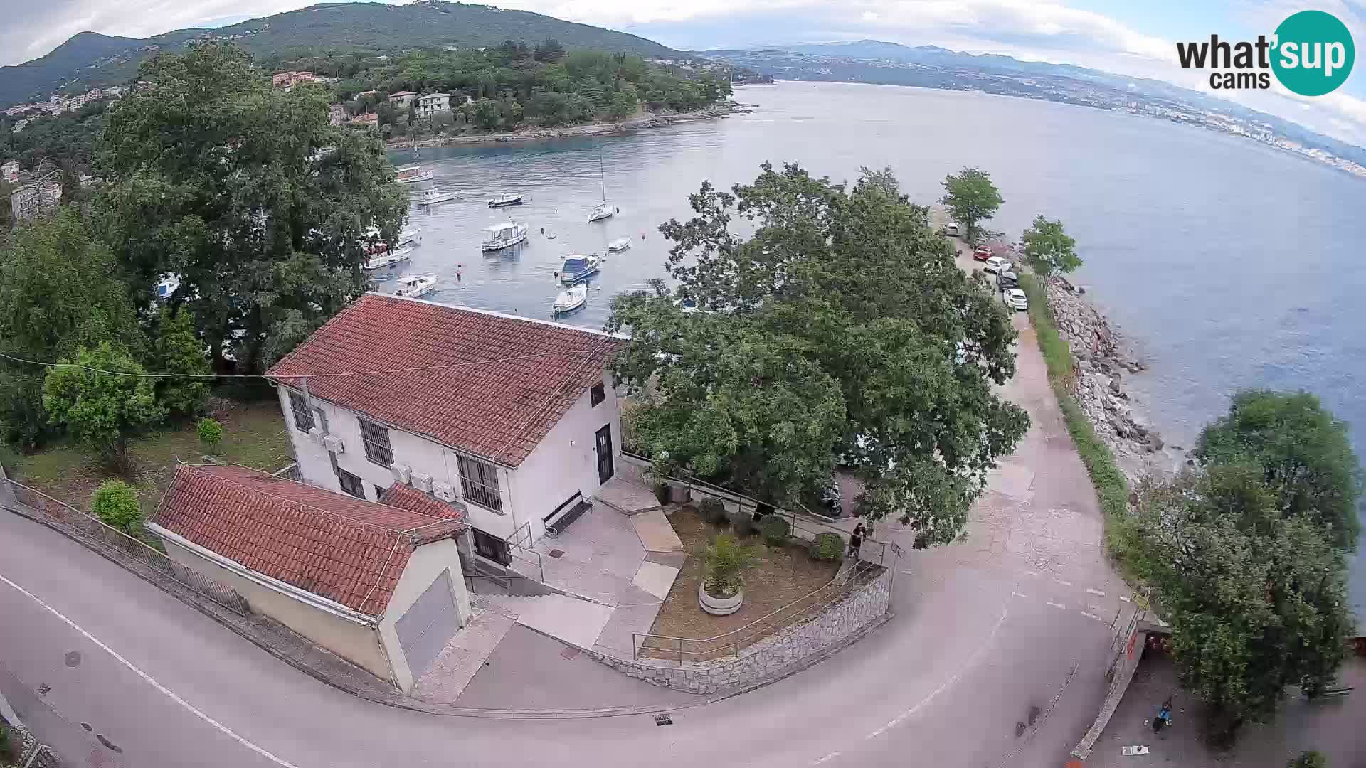 Spletna kamera pristanišče Ika – Pogled v živo na pristanišče in luči Opatije