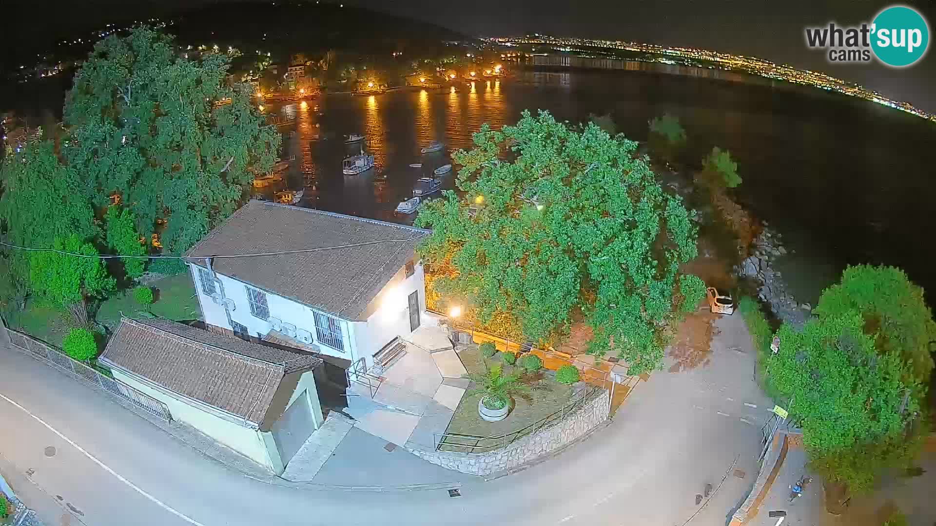 Spletna kamera pristanišče Ika – Pogled v živo na pristanišče in luči Opatije