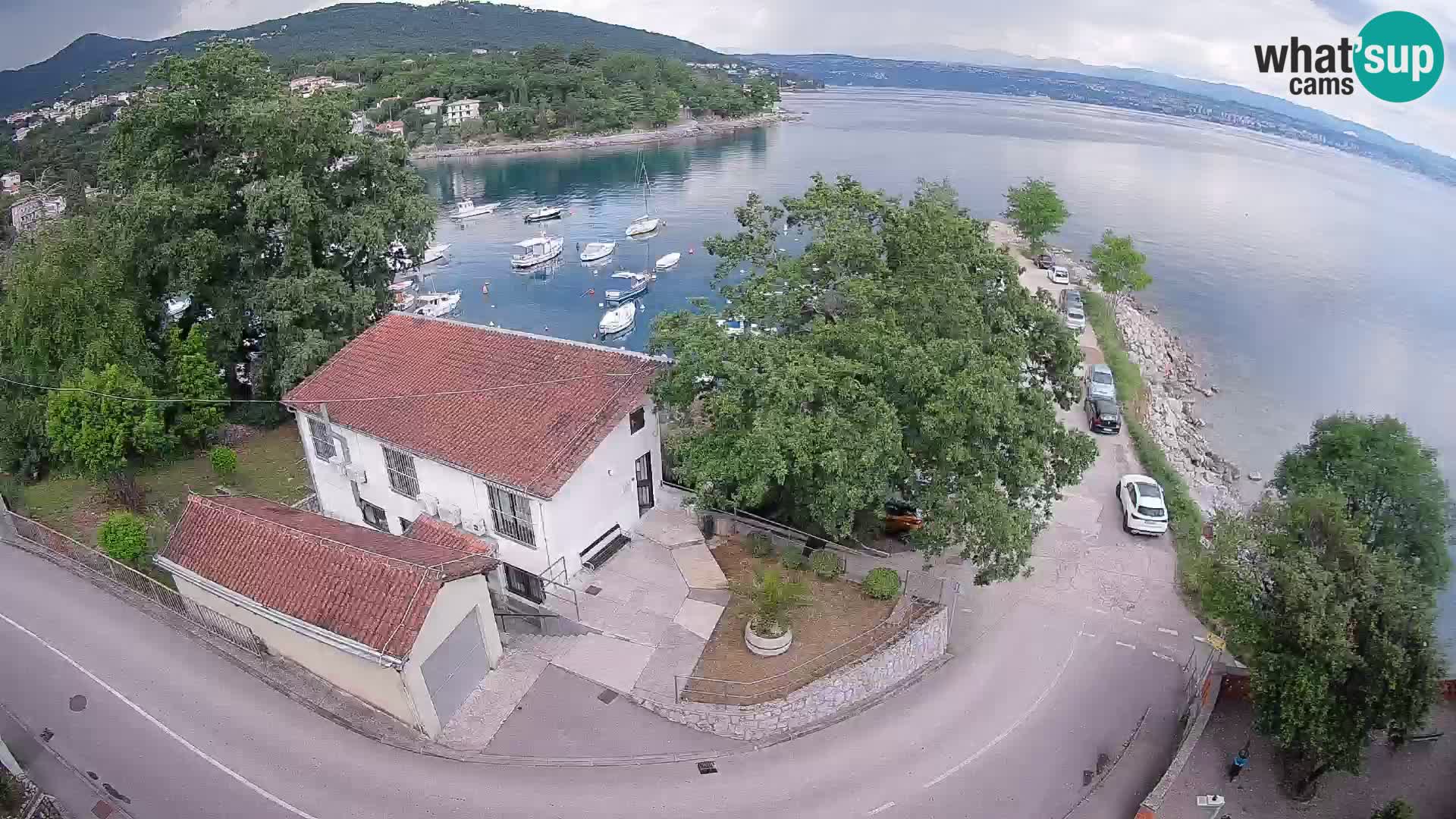 Spletna kamera pristanišče Ika – Pogled v živo na pristanišče in luči Opatije