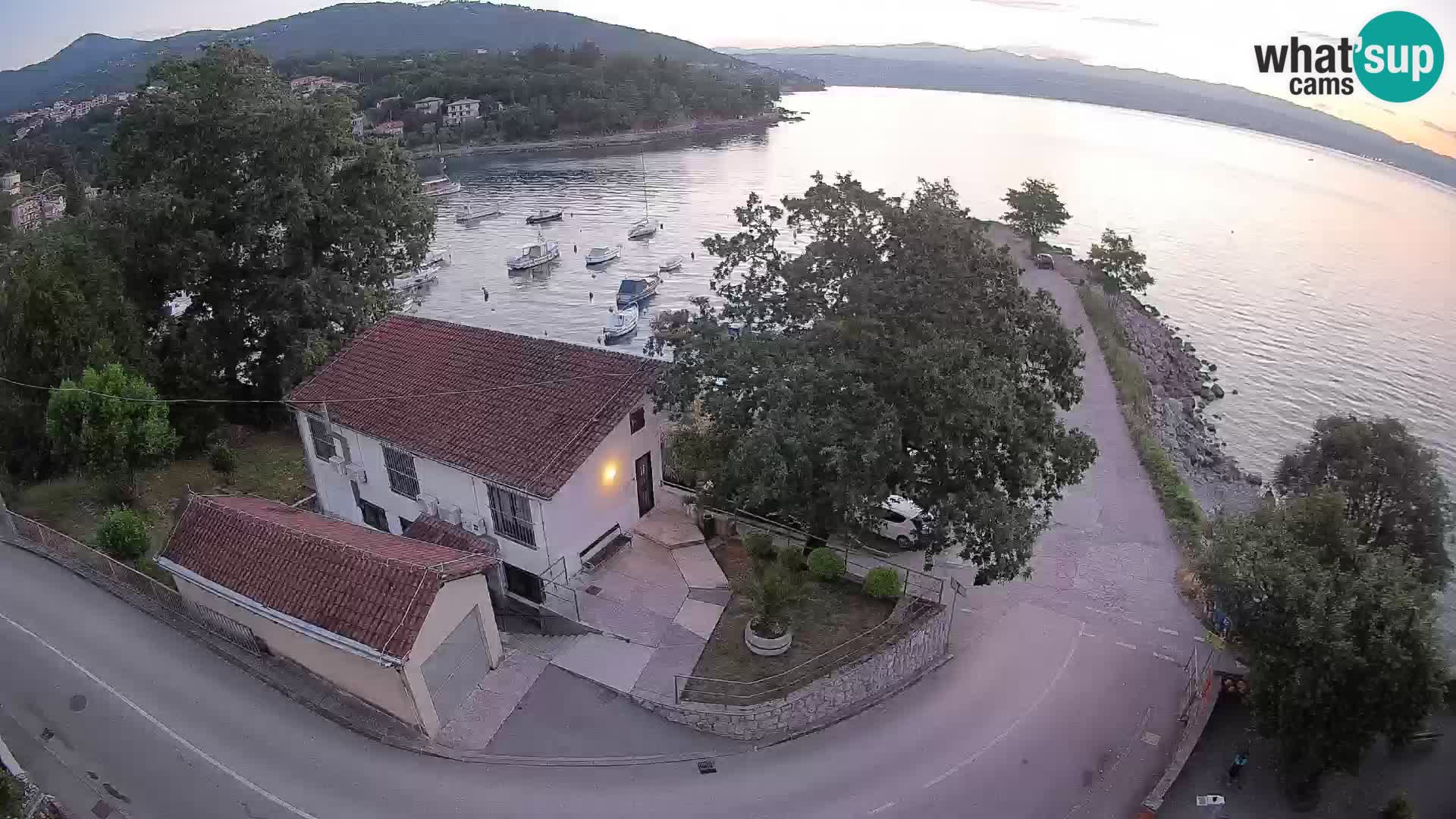 Spletna kamera pristanišče Ika – Pogled v živo na pristanišče in luči Opatije