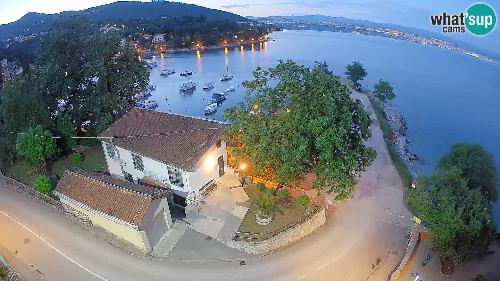 Web kamera luka Ika – Pogled uživo na luku i svjetla Opatije