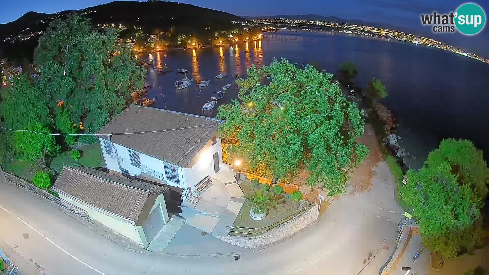 Web kamera luka Ika – Pogled uživo na luku i svjetla Opatije