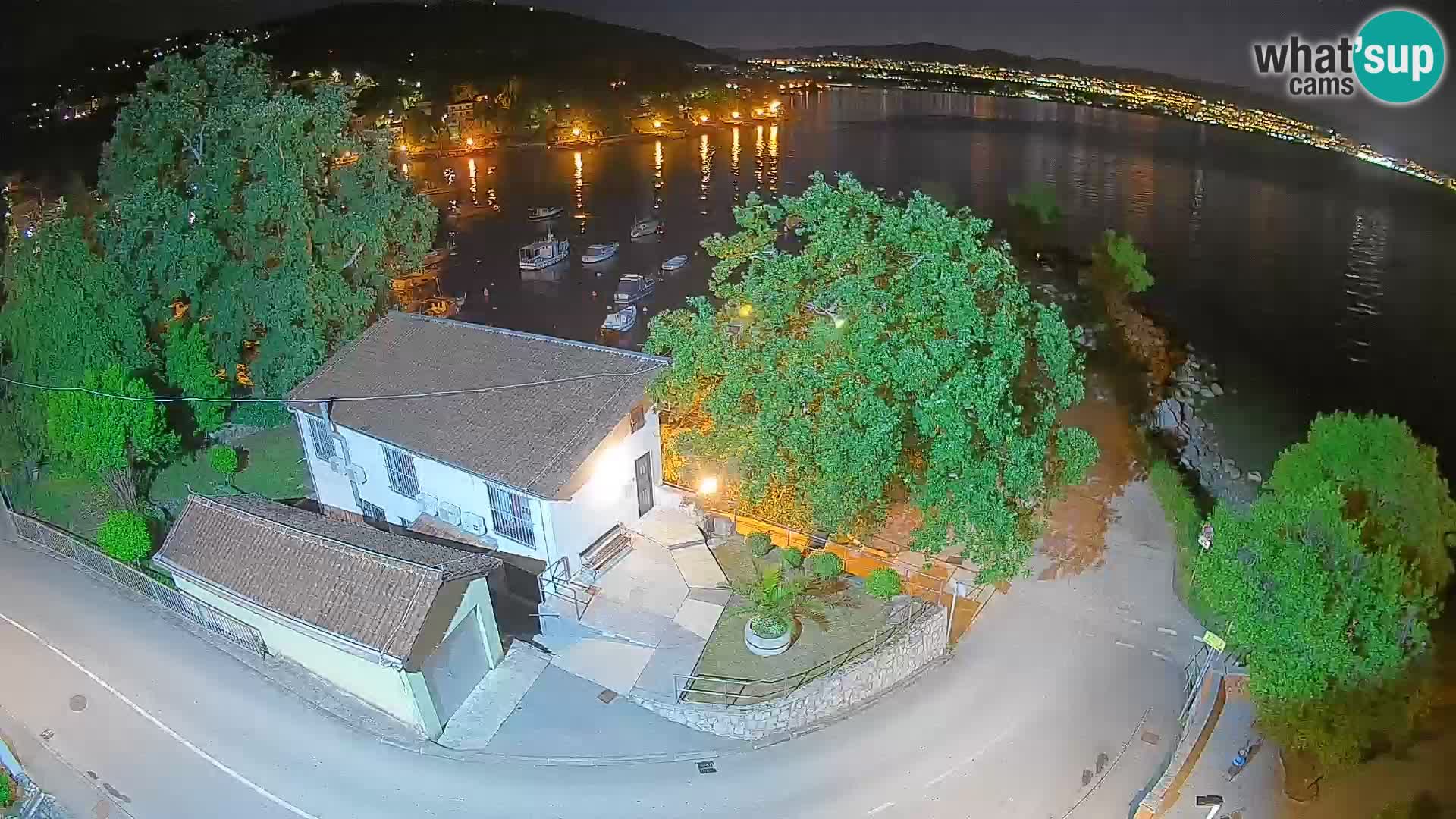 Spletna kamera pristanišče Ika – Pogled v živo na pristanišče in luči Opatije