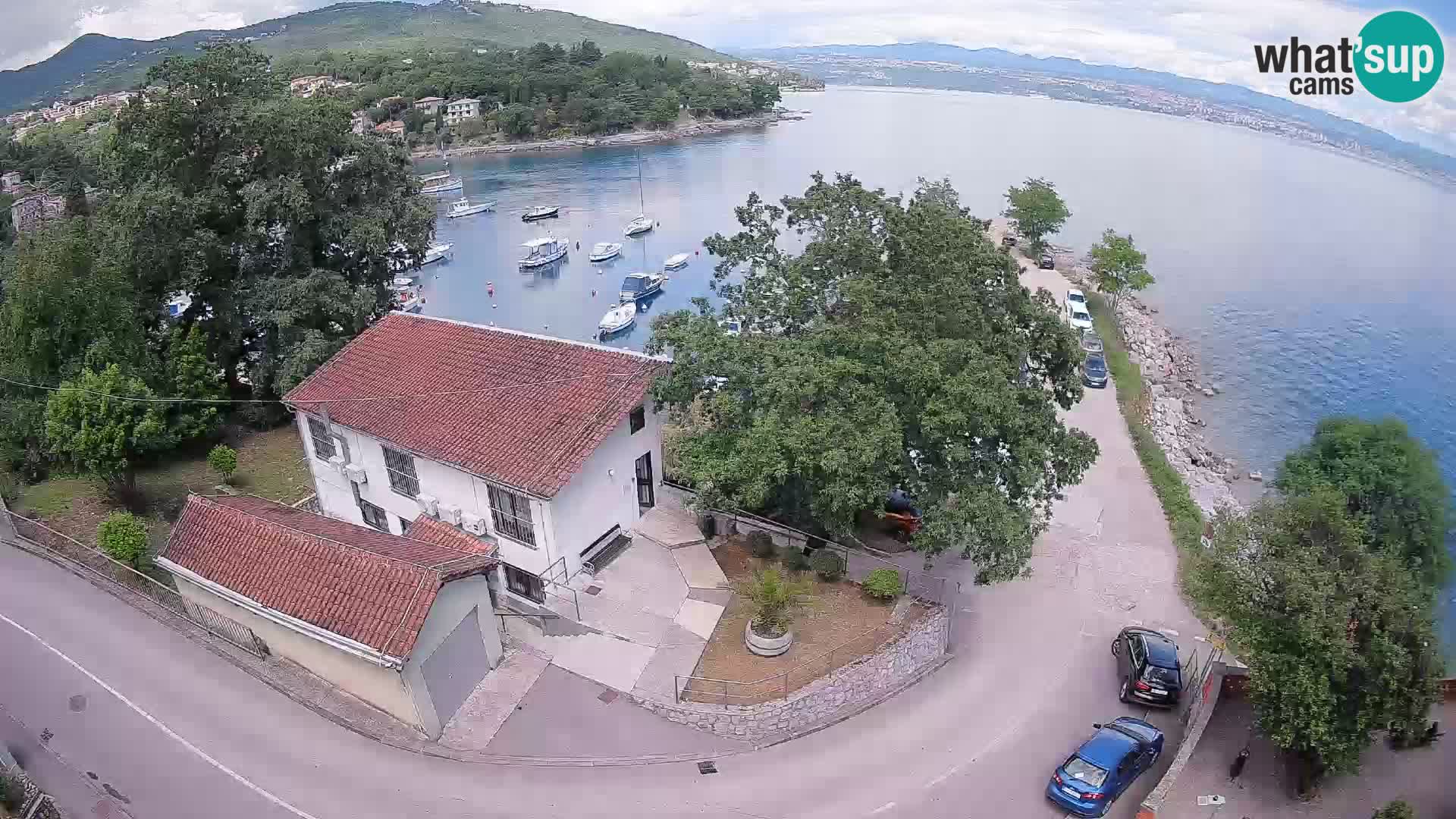 Spletna kamera pristanišče Ika – Pogled v živo na pristanišče in luči Opatije