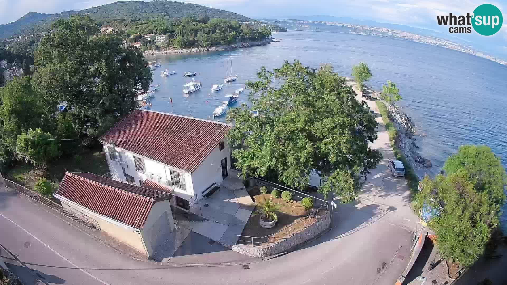 Spletna kamera pristanišče Ika – Pogled v živo na pristanišče in luči Opatije
