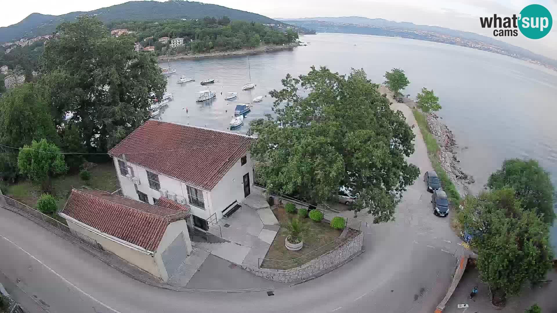Spletna kamera pristanišče Ika – Pogled v živo na pristanišče in luči Opatije