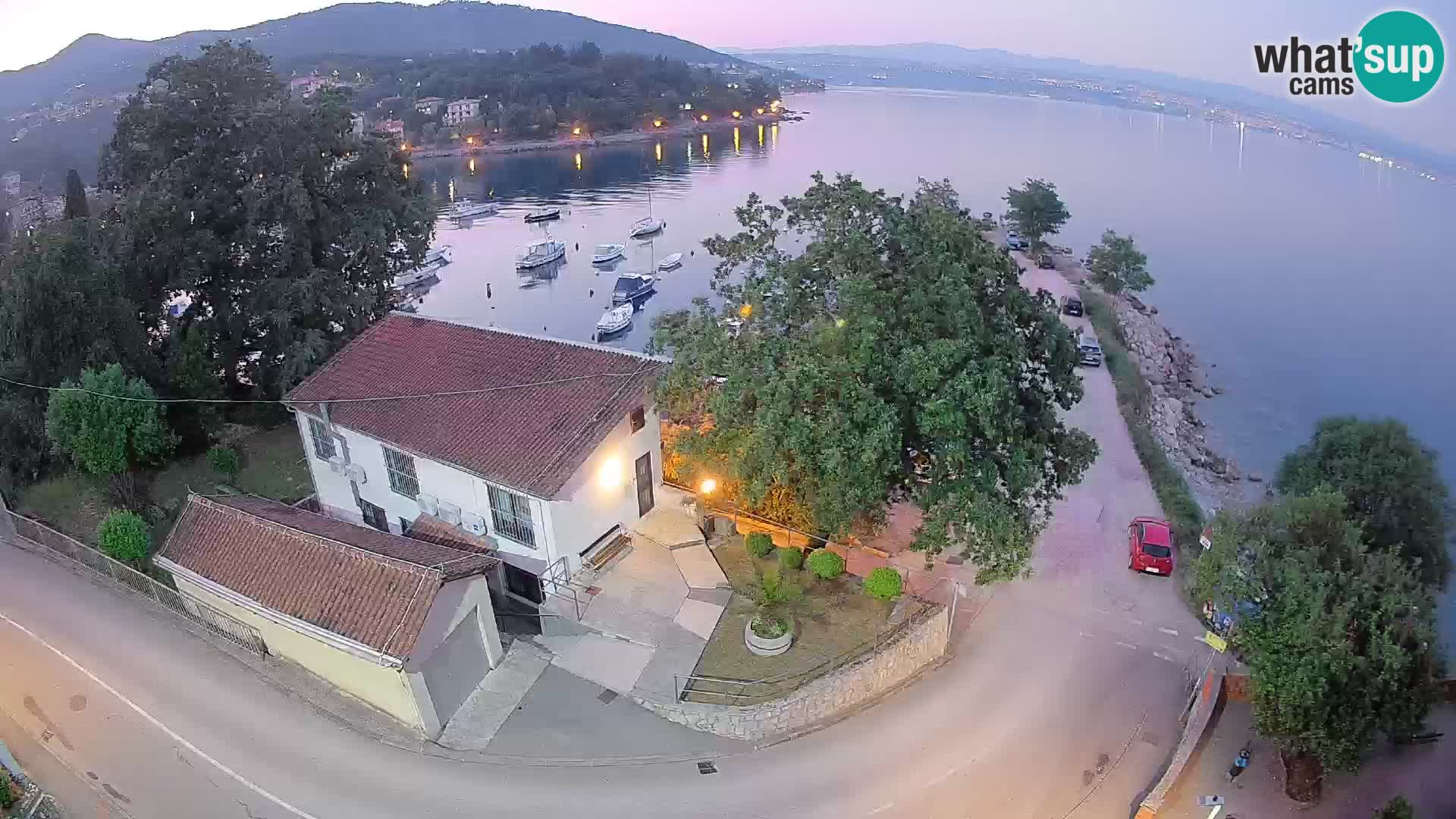 Web kamera luka Ika – Pogled uživo na luku i svjetla Opatije