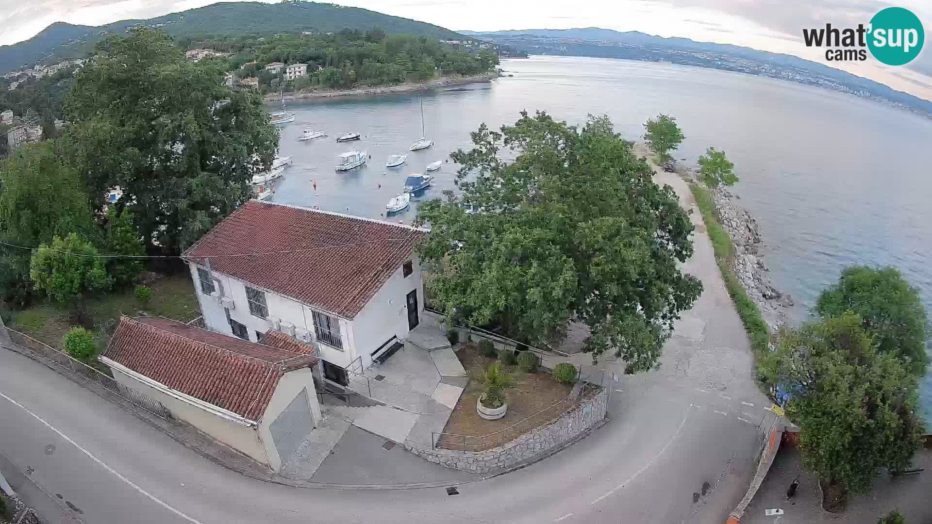 Web kamera luka Ika – Pogled uživo na luku i svjetla Opatije
