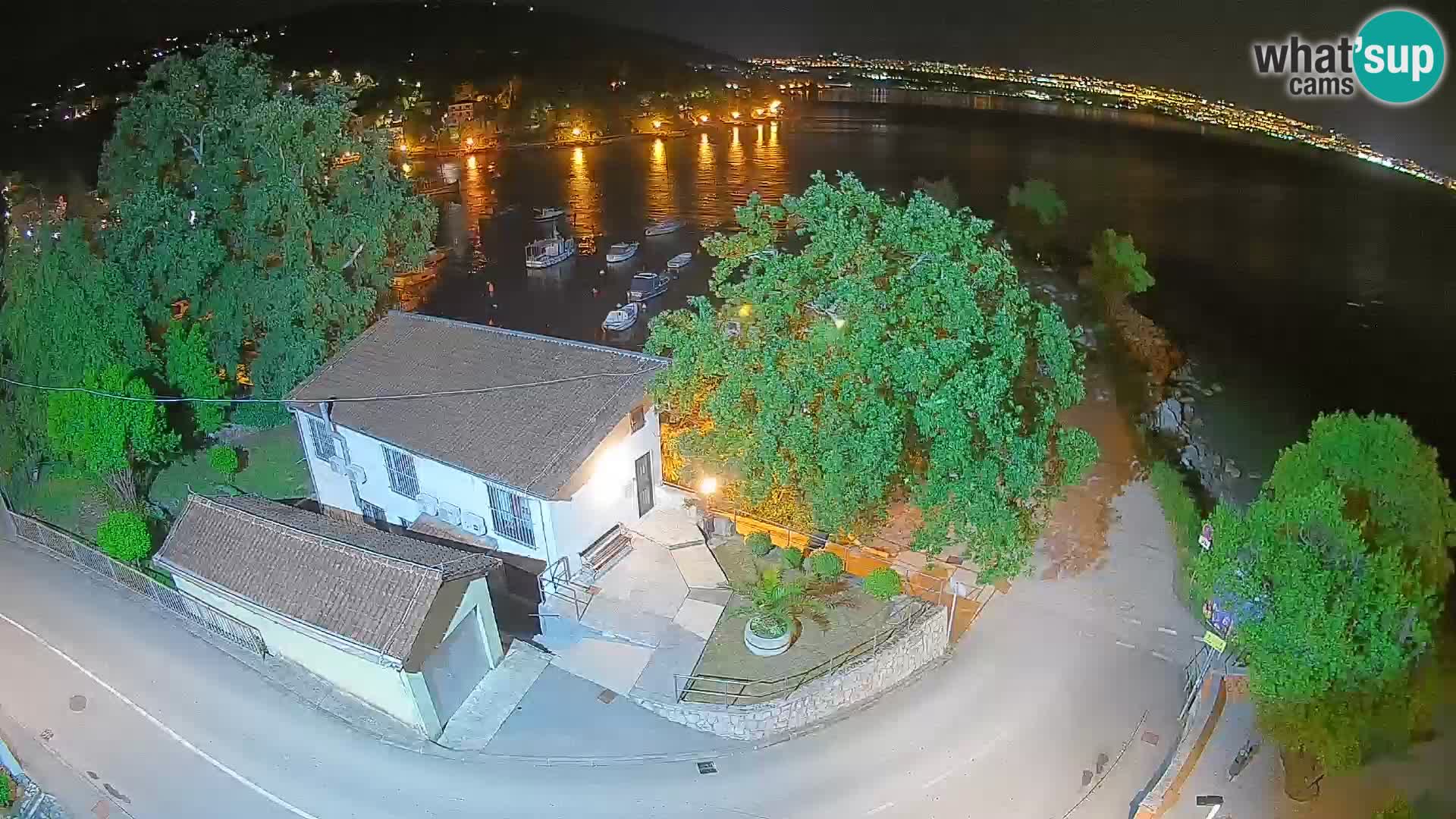 Spletna kamera pristanišče Ika – Pogled v živo na pristanišče in luči Opatije