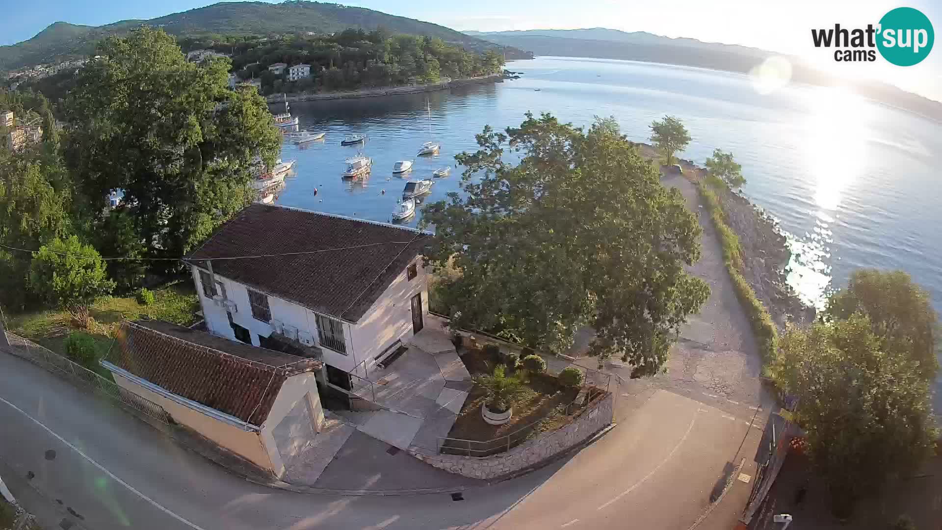 Spletna kamera pristanišče Ika – Pogled v živo na pristanišče in luči Opatije